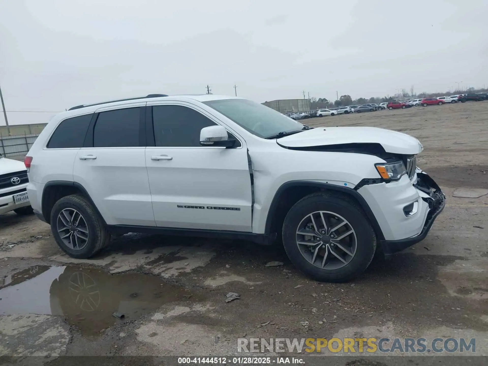 13 Photograph of a damaged car 1C4RJEBG5NC186720 JEEP GRAND CHEROKEE WK 2022