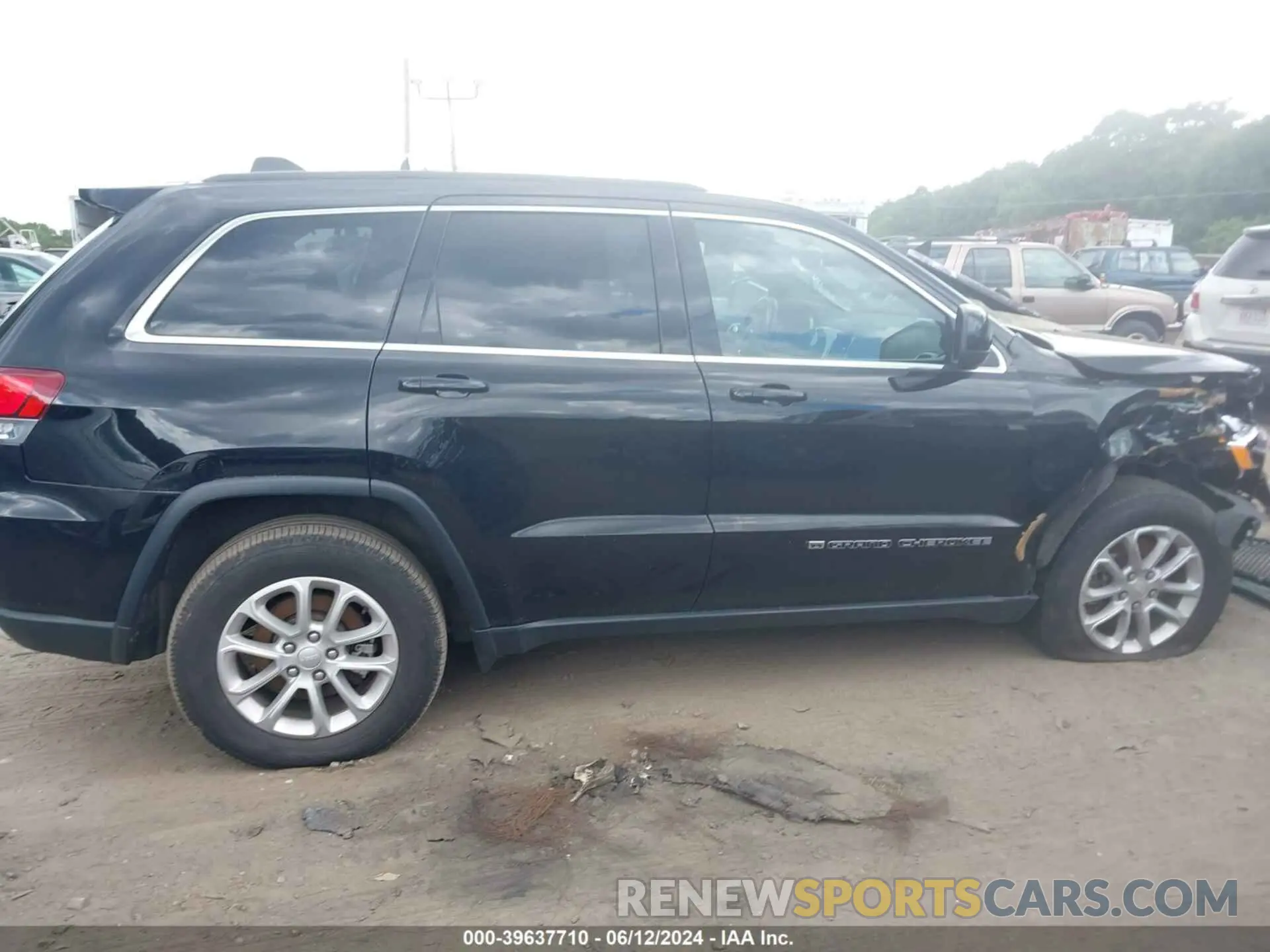 13 Photograph of a damaged car 1C4RJFAG0NC114718 JEEP GRAND CHEROKEE WK 2022