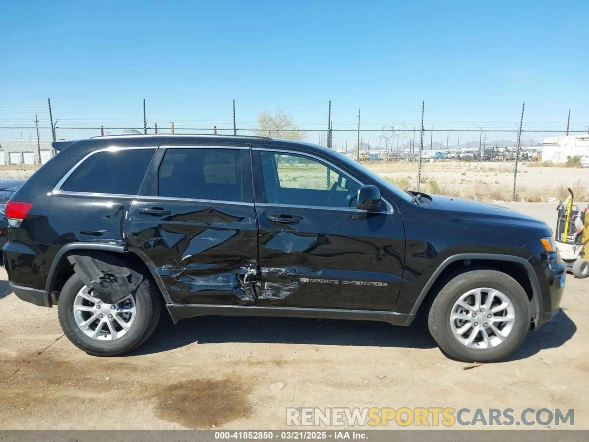 13 Photograph of a damaged car 1C4RJFAG1NC138722 JEEP GRAND CHEROKEE WK 2022