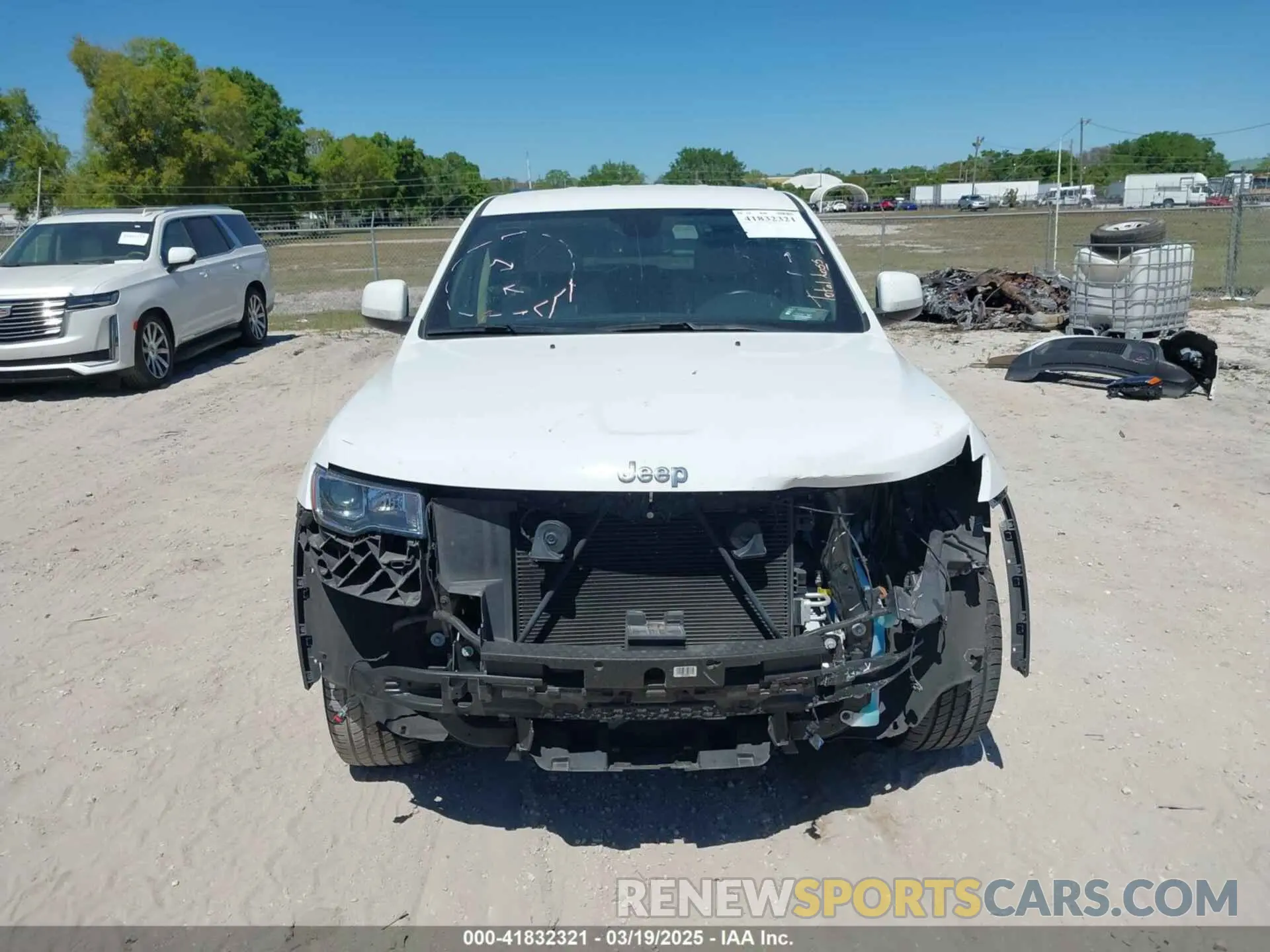 13 Photograph of a damaged car 1C4RJFAG3NC138737 JEEP GRAND CHEROKEE WK 2022
