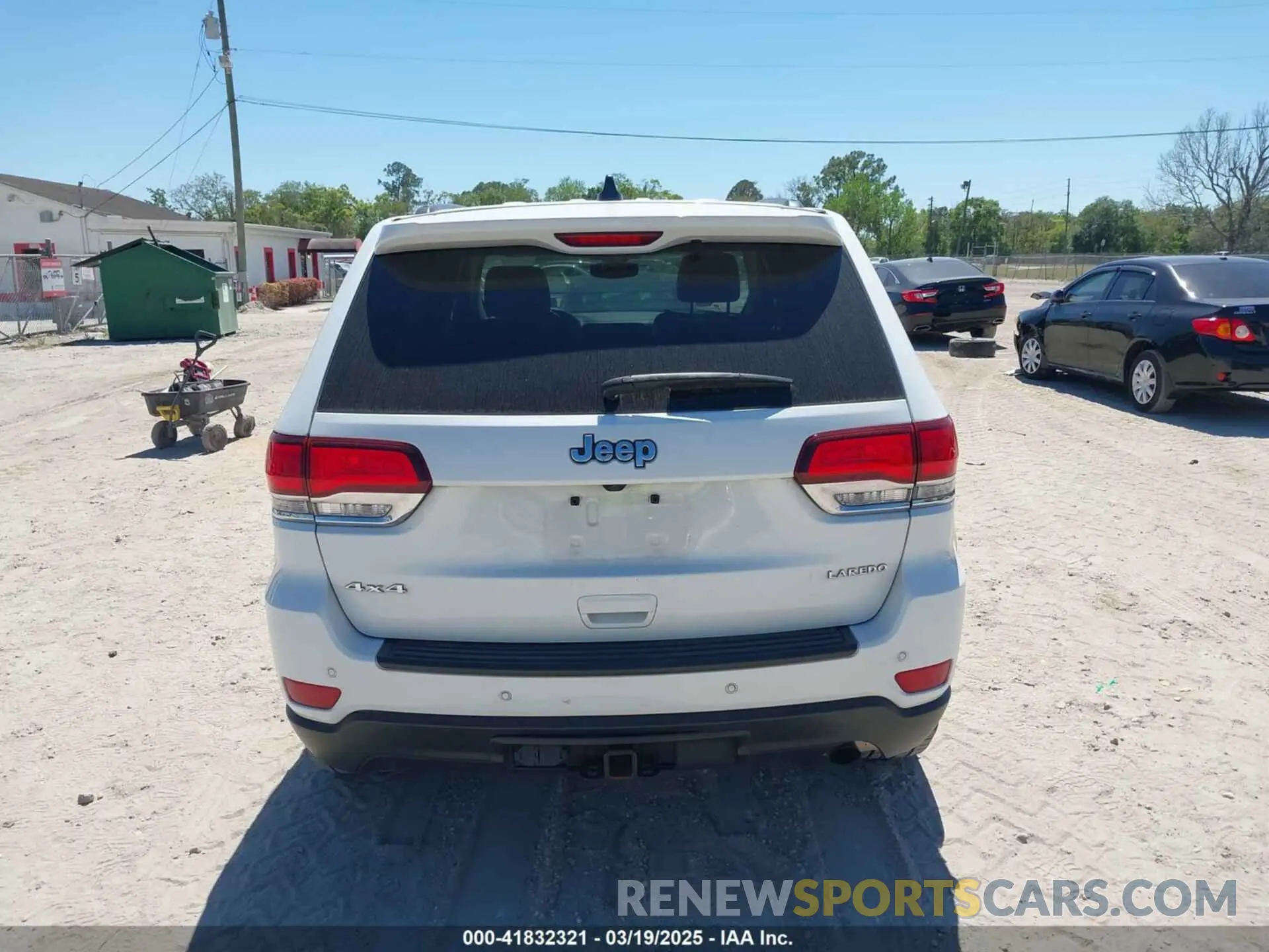 17 Photograph of a damaged car 1C4RJFAG3NC138737 JEEP GRAND CHEROKEE WK 2022