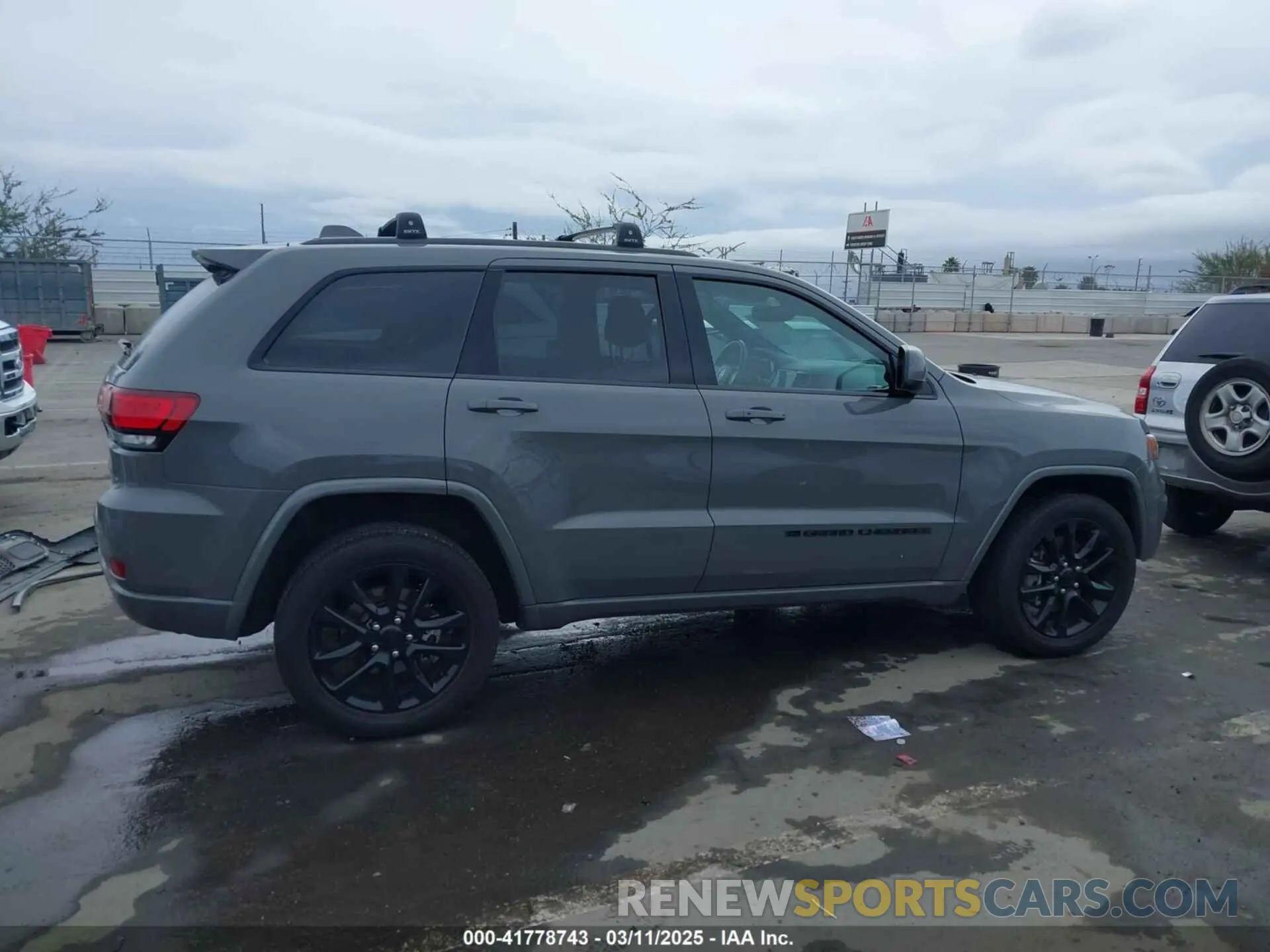 13 Photograph of a damaged car 1C4RJFAG4NC143834 JEEP GRAND CHEROKEE WK 2022