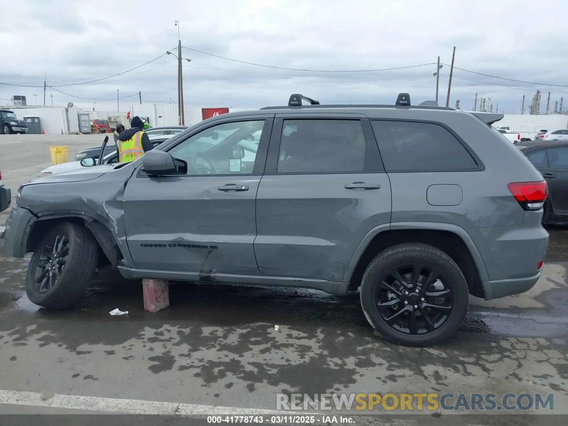 14 Photograph of a damaged car 1C4RJFAG4NC143834 JEEP GRAND CHEROKEE WK 2022