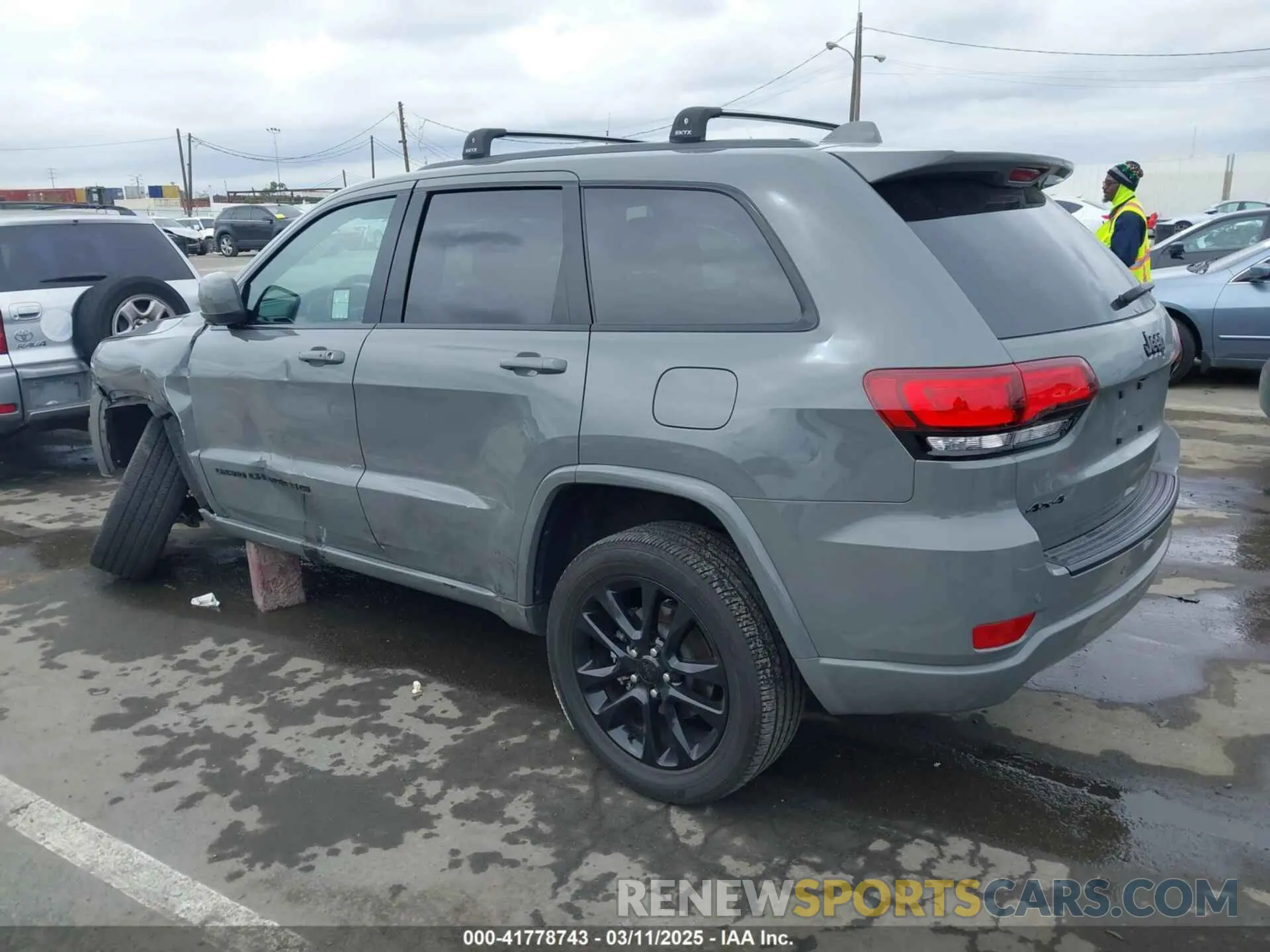 3 Photograph of a damaged car 1C4RJFAG4NC143834 JEEP GRAND CHEROKEE WK 2022