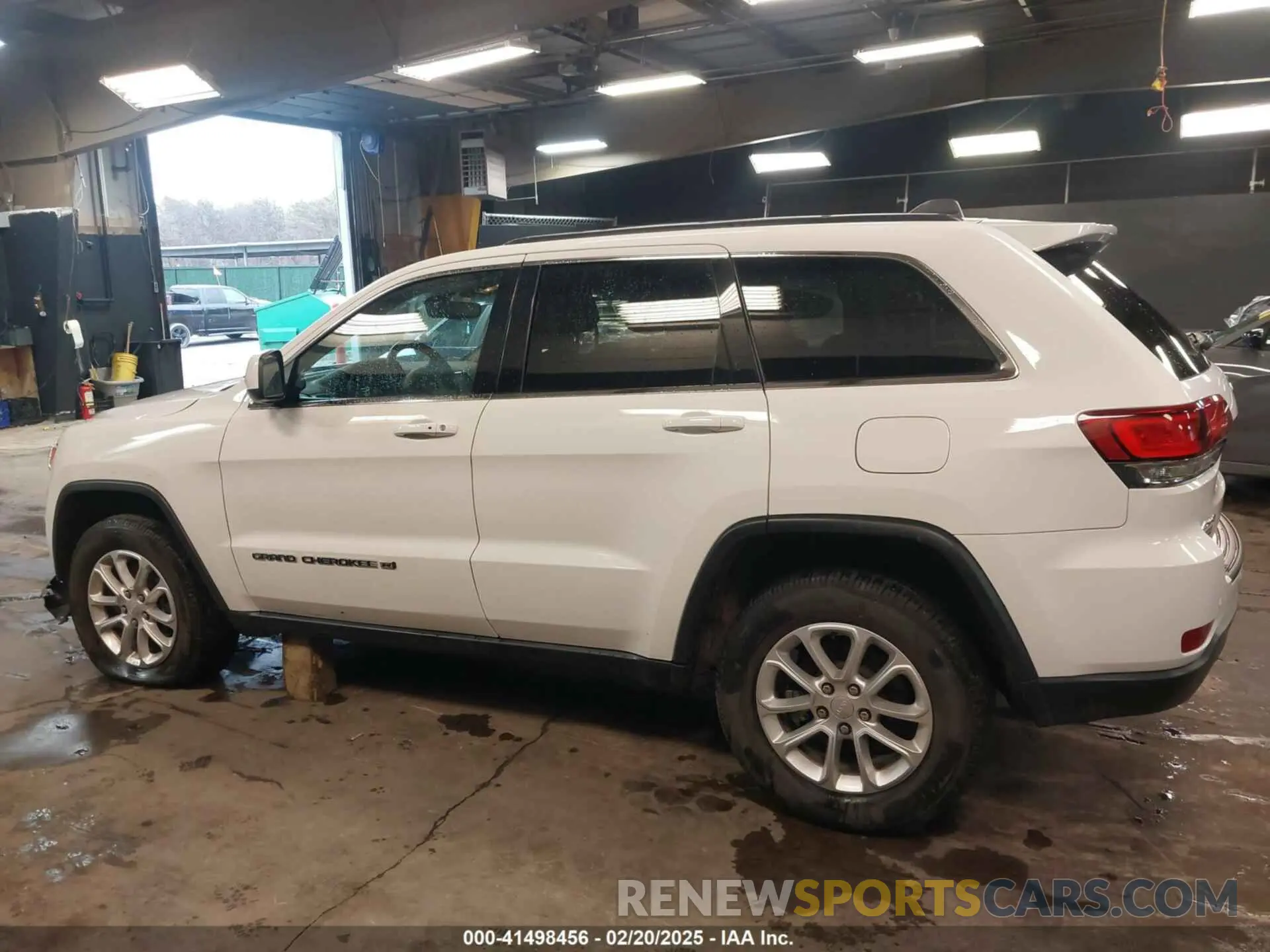 14 Photograph of a damaged car 1C4RJFAG4NC175117 JEEP GRAND CHEROKEE WK 2022