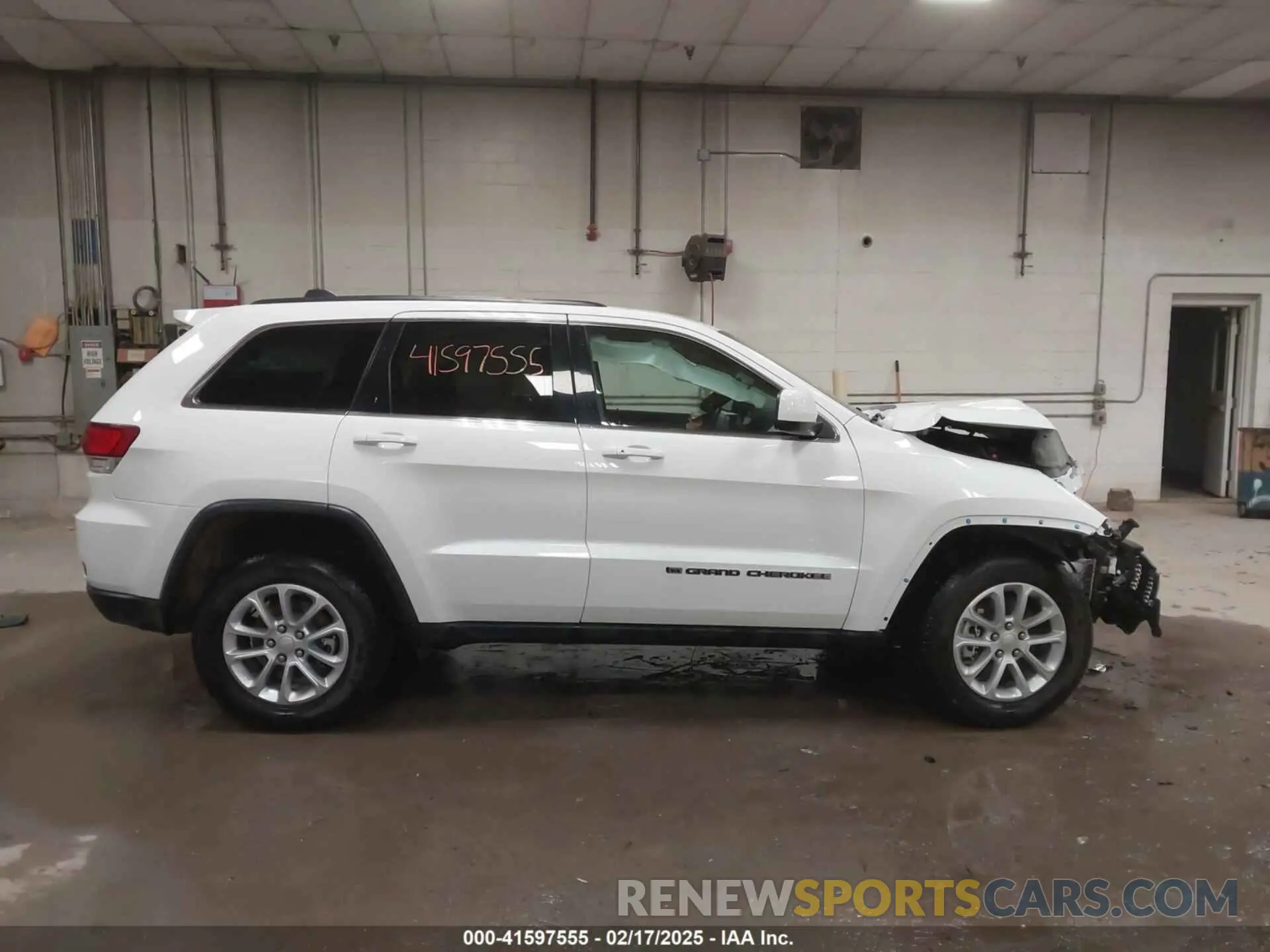 13 Photograph of a damaged car 1C4RJFAG7NC175466 JEEP GRAND CHEROKEE WK 2022