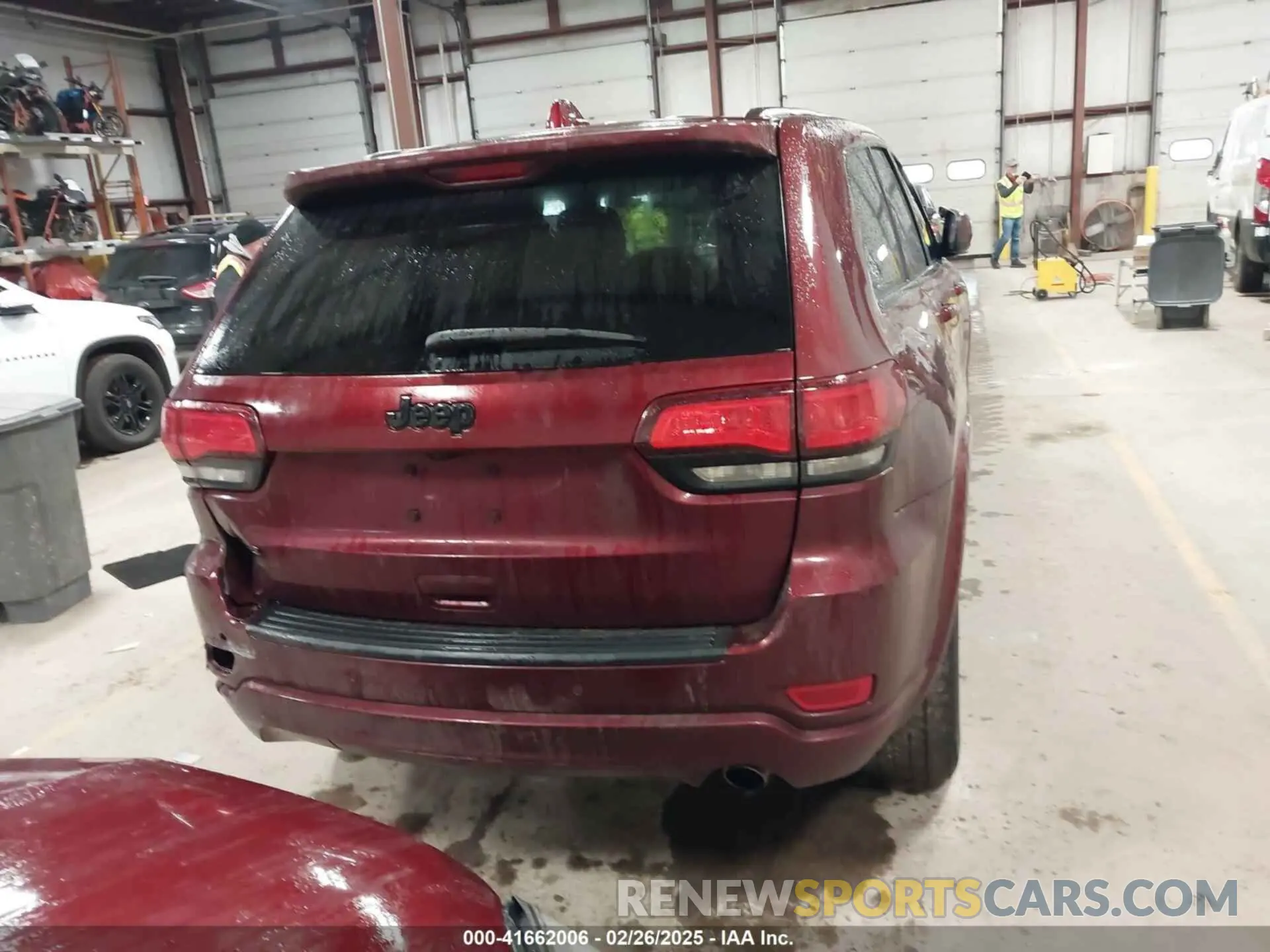 17 Photograph of a damaged car 1C4RJFAGXNC117898 JEEP GRAND CHEROKEE WK 2022