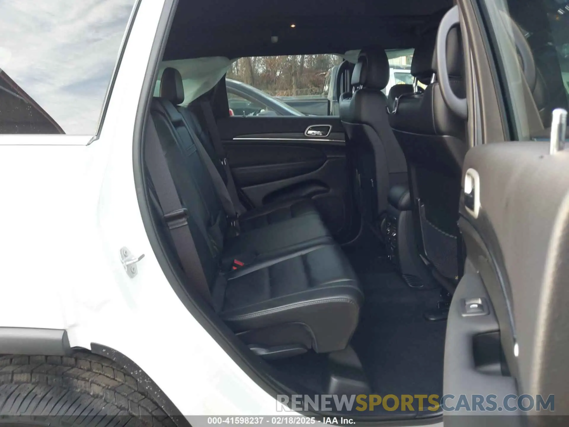 8 Photograph of a damaged car 1C4RJFBG5NC141704 JEEP GRAND CHEROKEE WK 2022