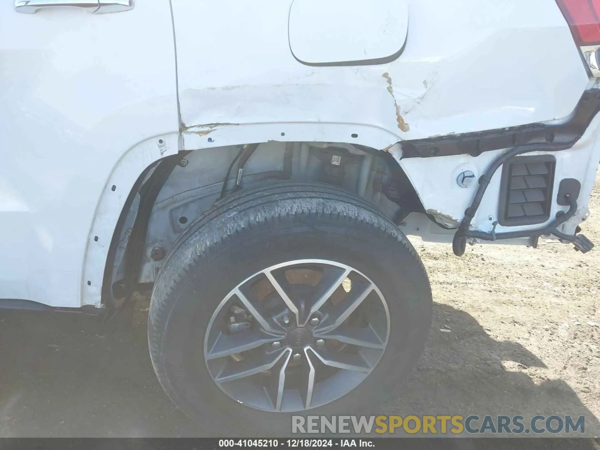 18 Photograph of a damaged car 1C4RJFBG6NC176557 JEEP GRAND CHEROKEE WK 2022