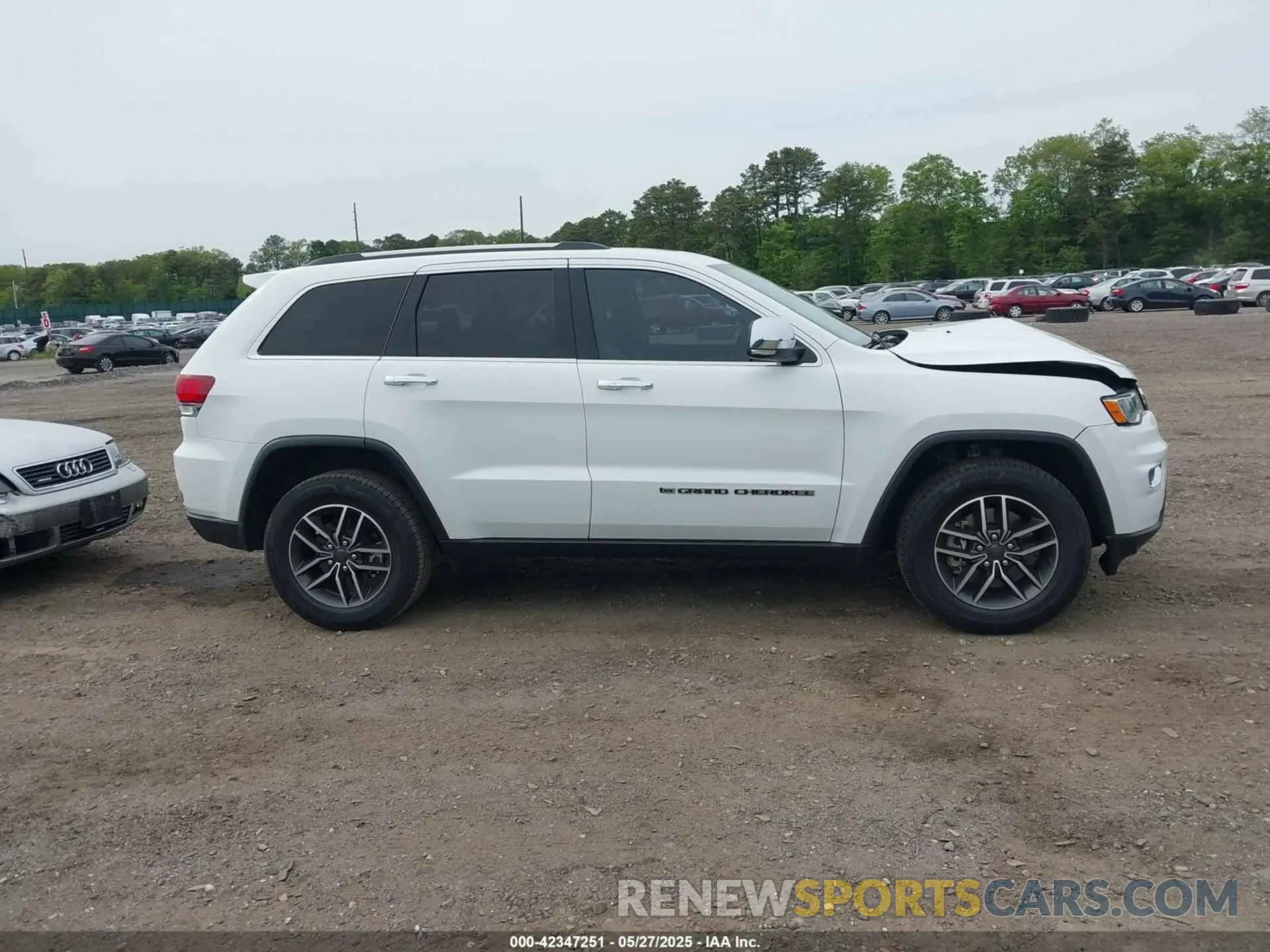 13 Photograph of a damaged car 1C4RJFBG9NC165925 JEEP GRAND CHEROKEE WK 2022