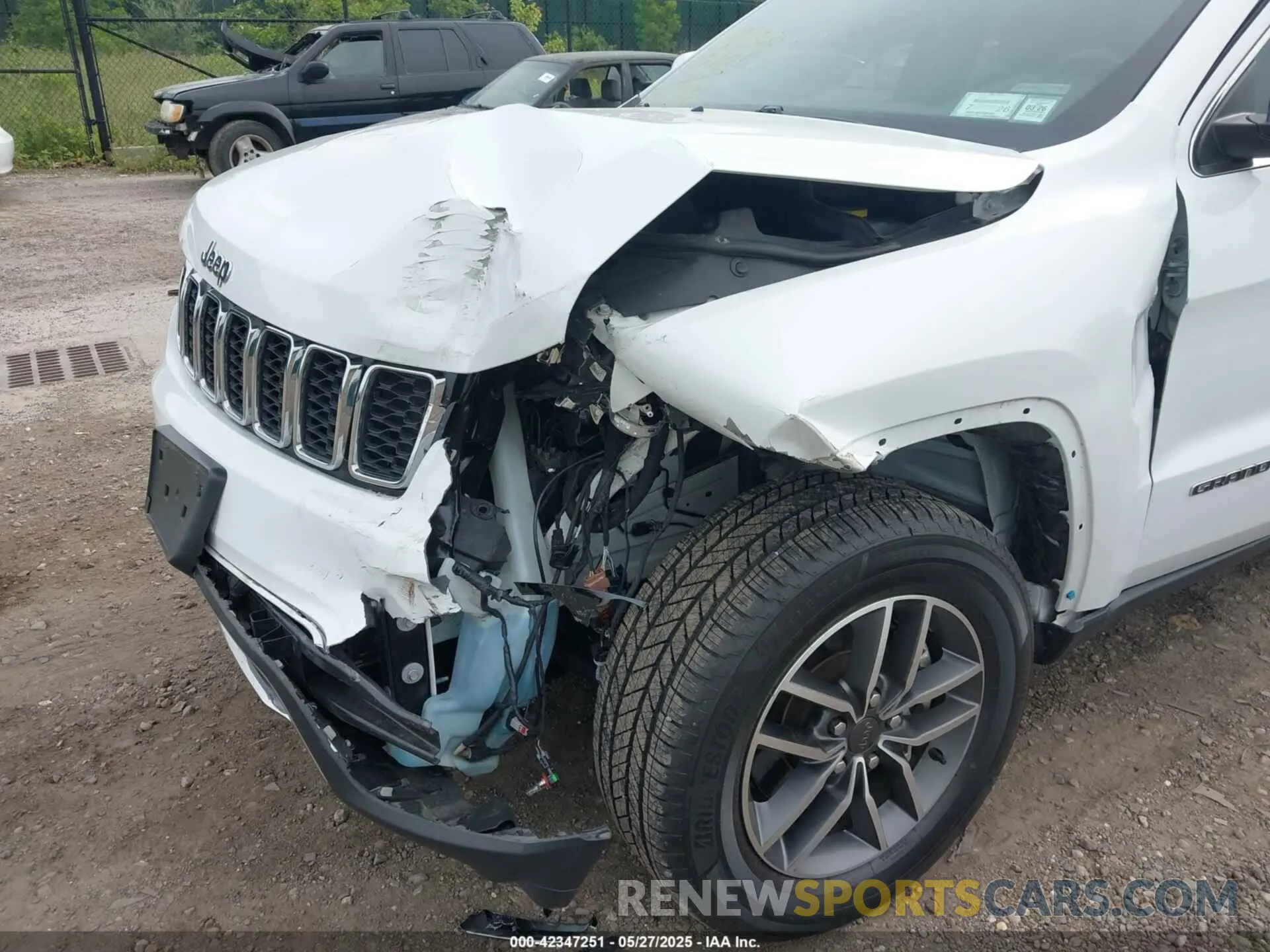 17 Photograph of a damaged car 1C4RJFBG9NC165925 JEEP GRAND CHEROKEE WK 2022