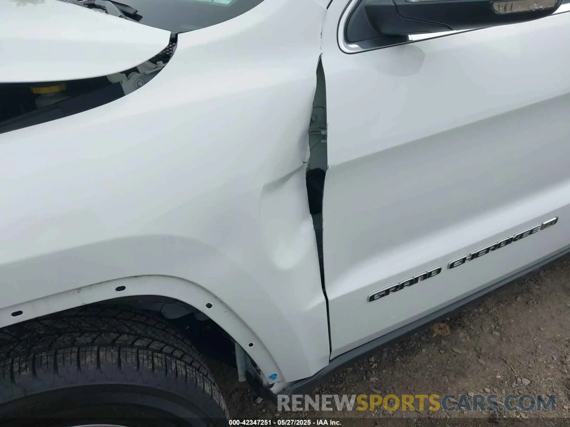 18 Photograph of a damaged car 1C4RJFBG9NC165925 JEEP GRAND CHEROKEE WK 2022