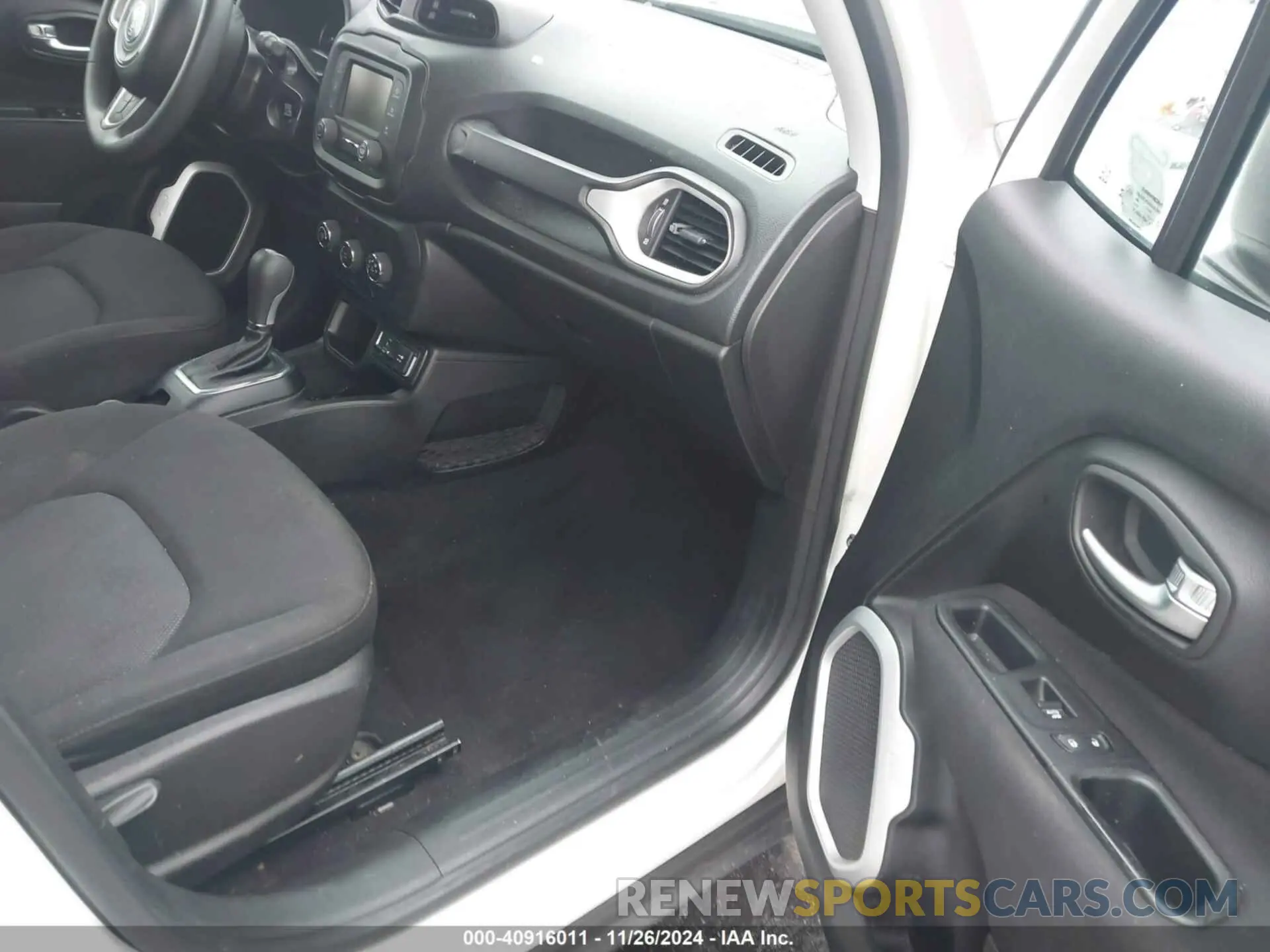 5 Photograph of a damaged car ZACNJAAB5KPK11861 JEEP RENEGADE 2019