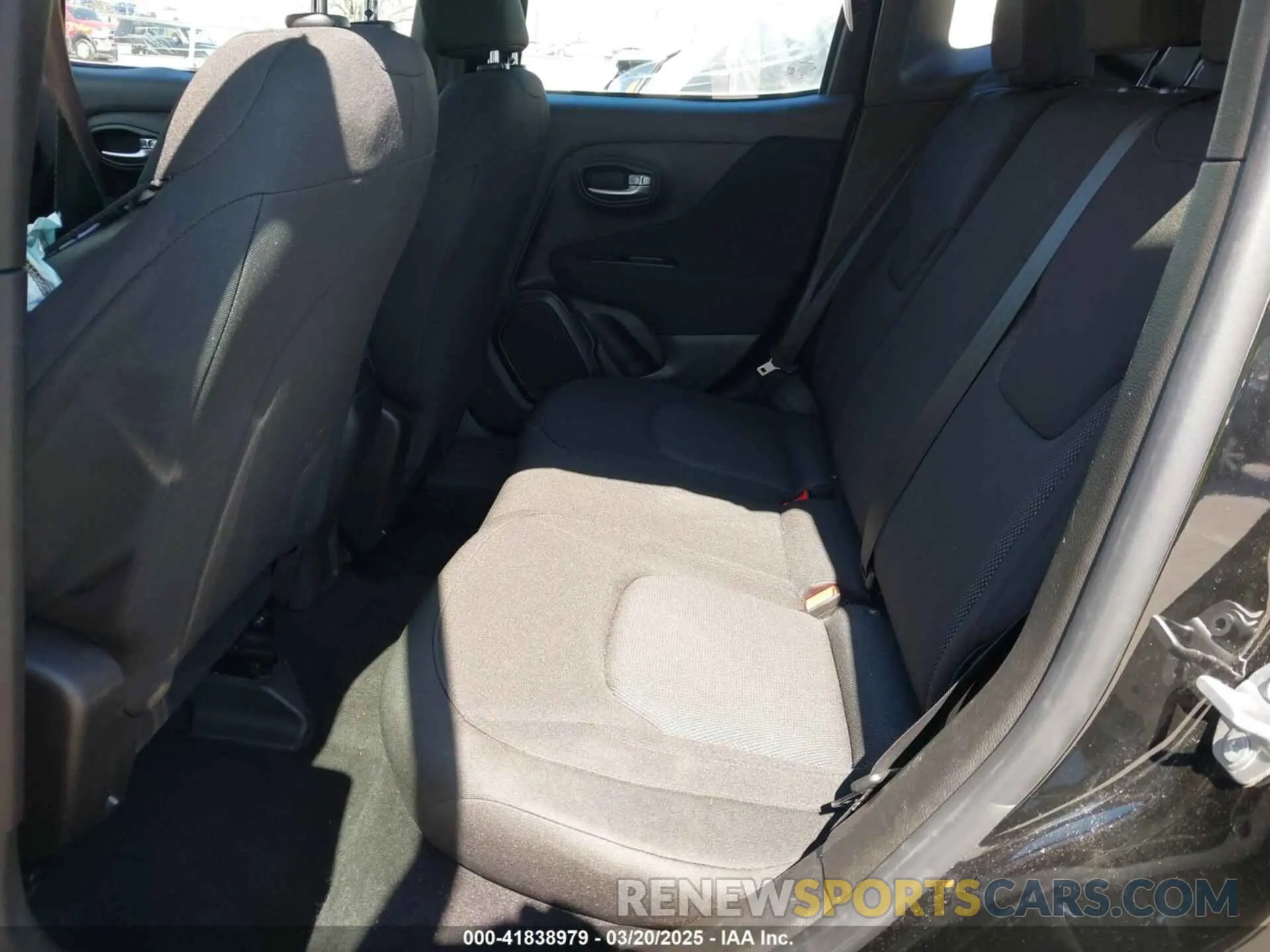 8 Photograph of a damaged car ZACNJBAB8KPK74653 JEEP RENEGADE 2019