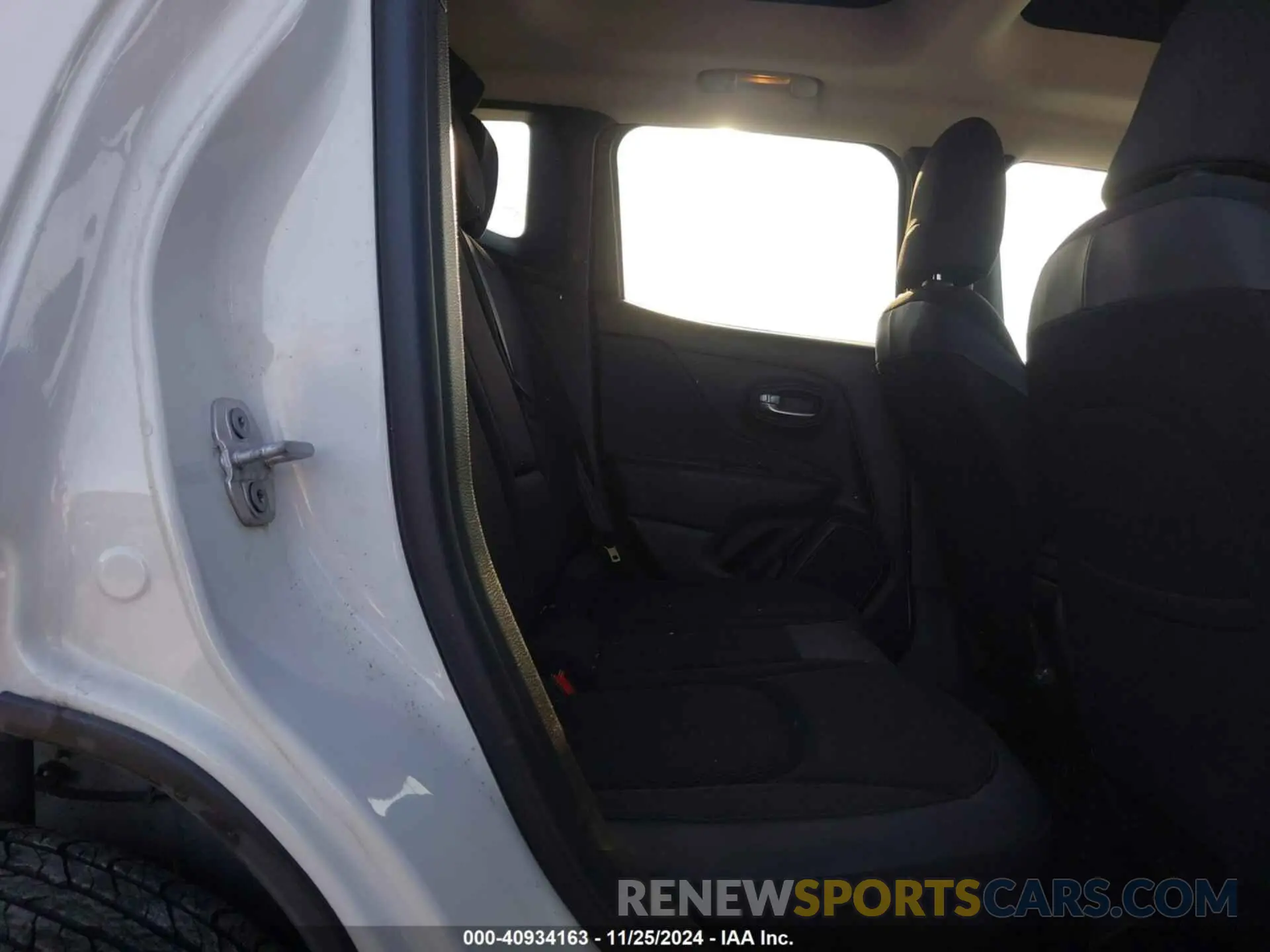 8 Photograph of a damaged car ZACNJBBB1KPK16687 JEEP RENEGADE 2019