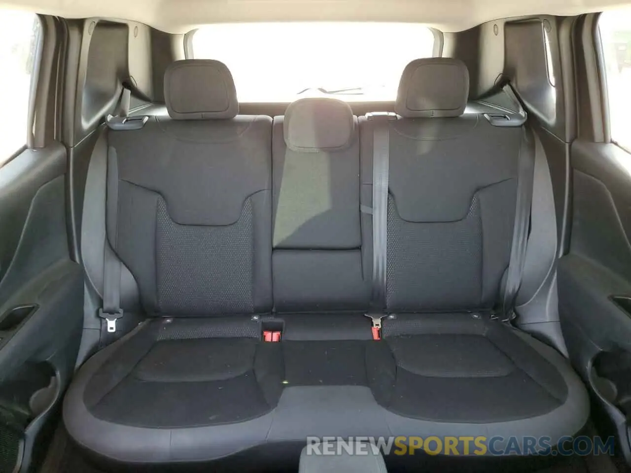 10 Photograph of a damaged car ZACNJBBB4KPK42233 JEEP RENEGADE 2019