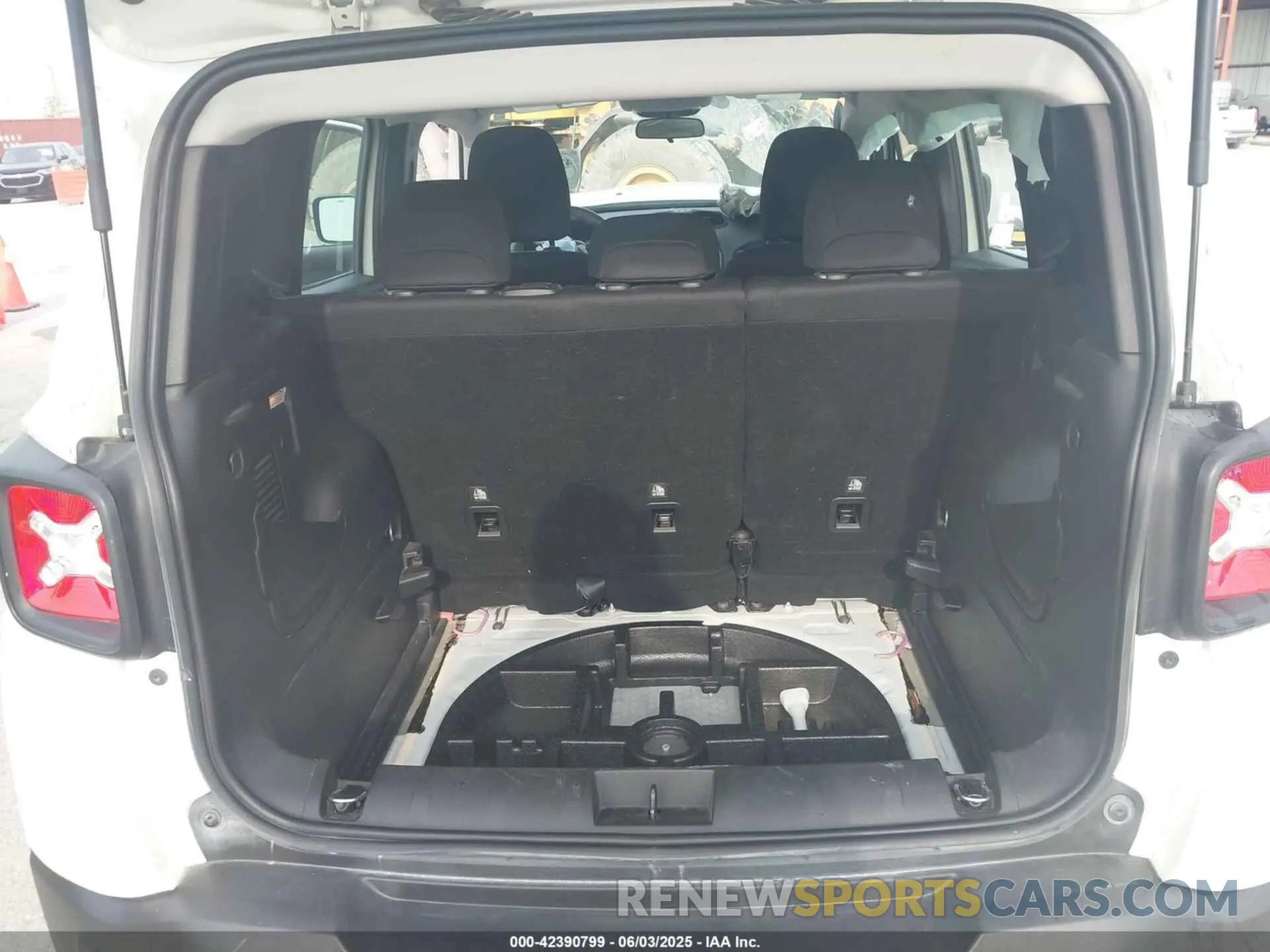 17 Photograph of a damaged car ZACNJAAB4LPL64670 JEEP RENEGADE 2020