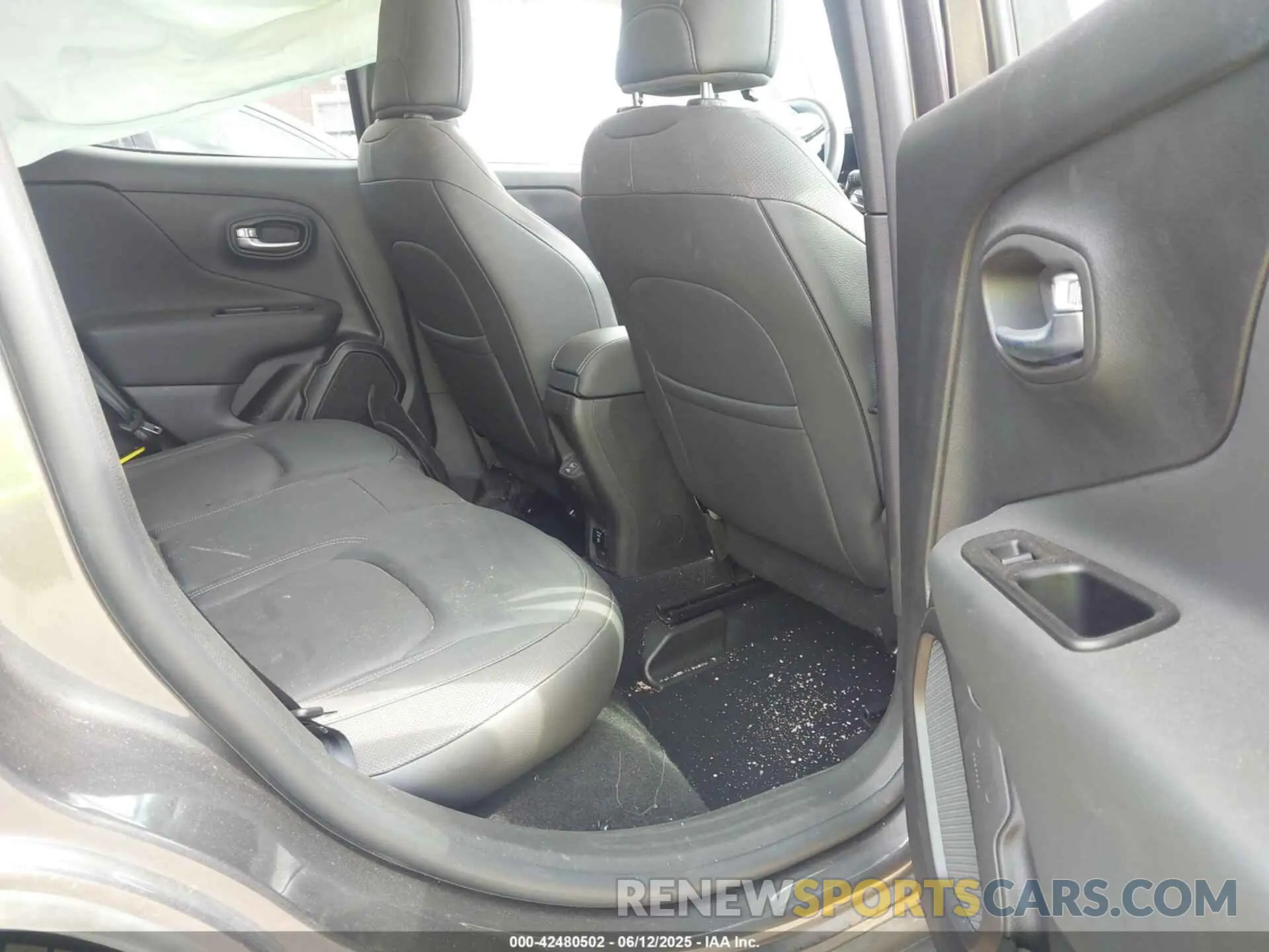 8 Photograph of a damaged car ZACNJBD16LPM13909 JEEP RENEGADE 2020