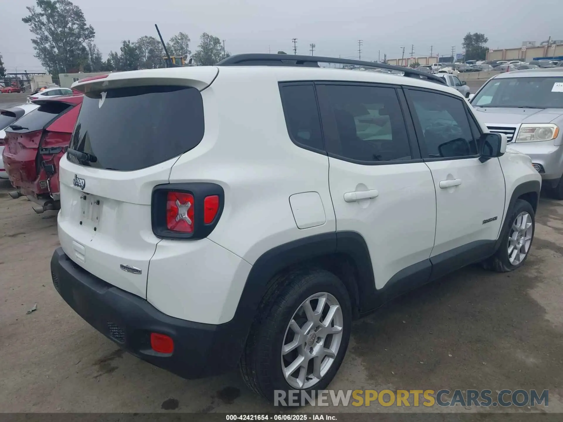 4 Photograph of a damaged car ZACNJCBB5MPN25006 JEEP RENEGADE 2021