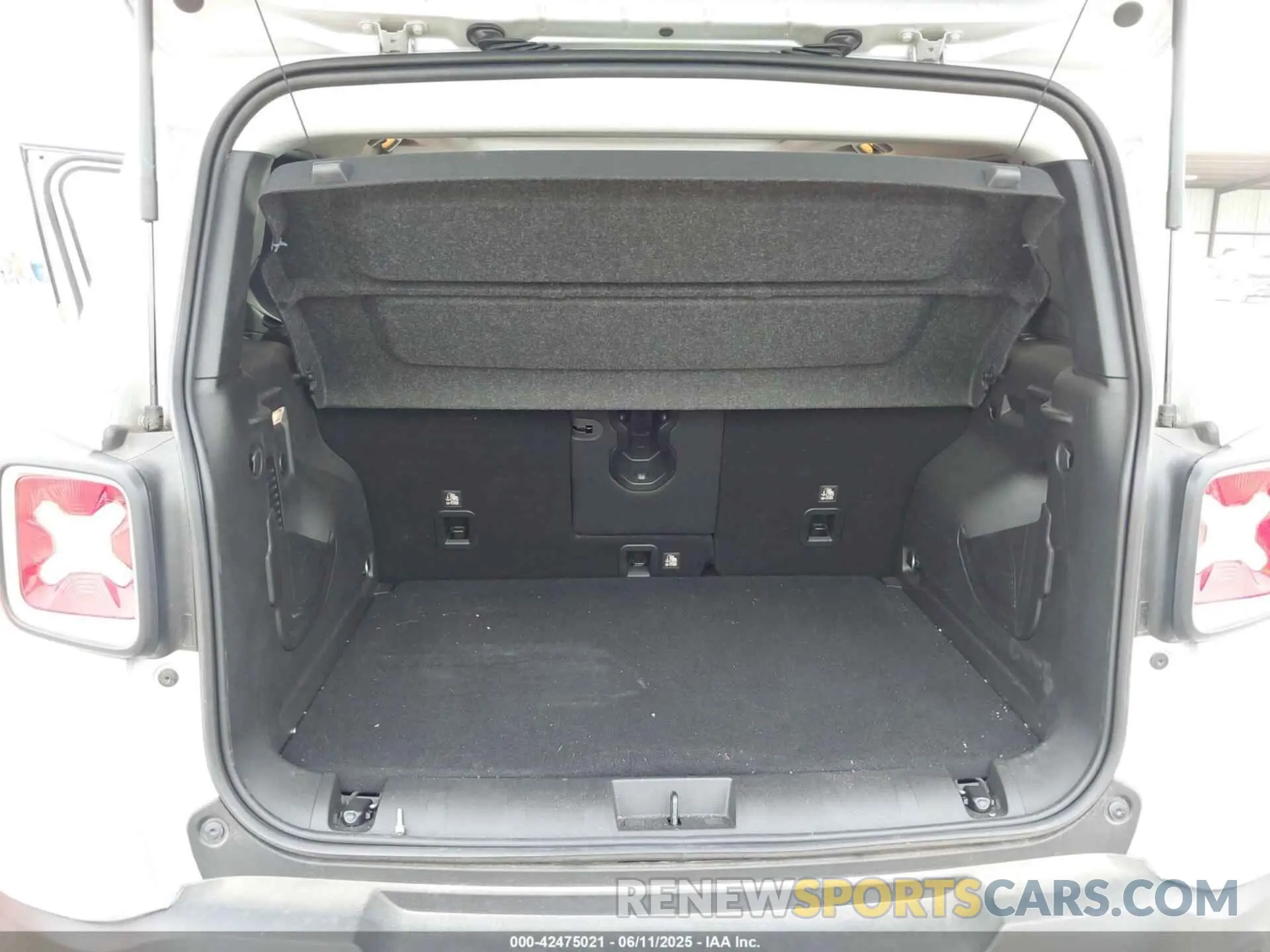 18 Photograph of a damaged car ZACNJDBB3MPM57083 JEEP RENEGADE 2021