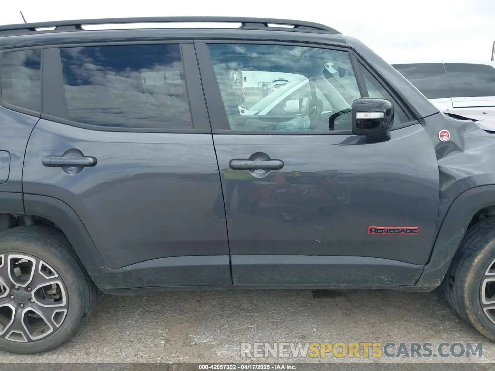 13 Photograph of a damaged car ZACNJDC10NPN62719 JEEP RENEGADE 2022