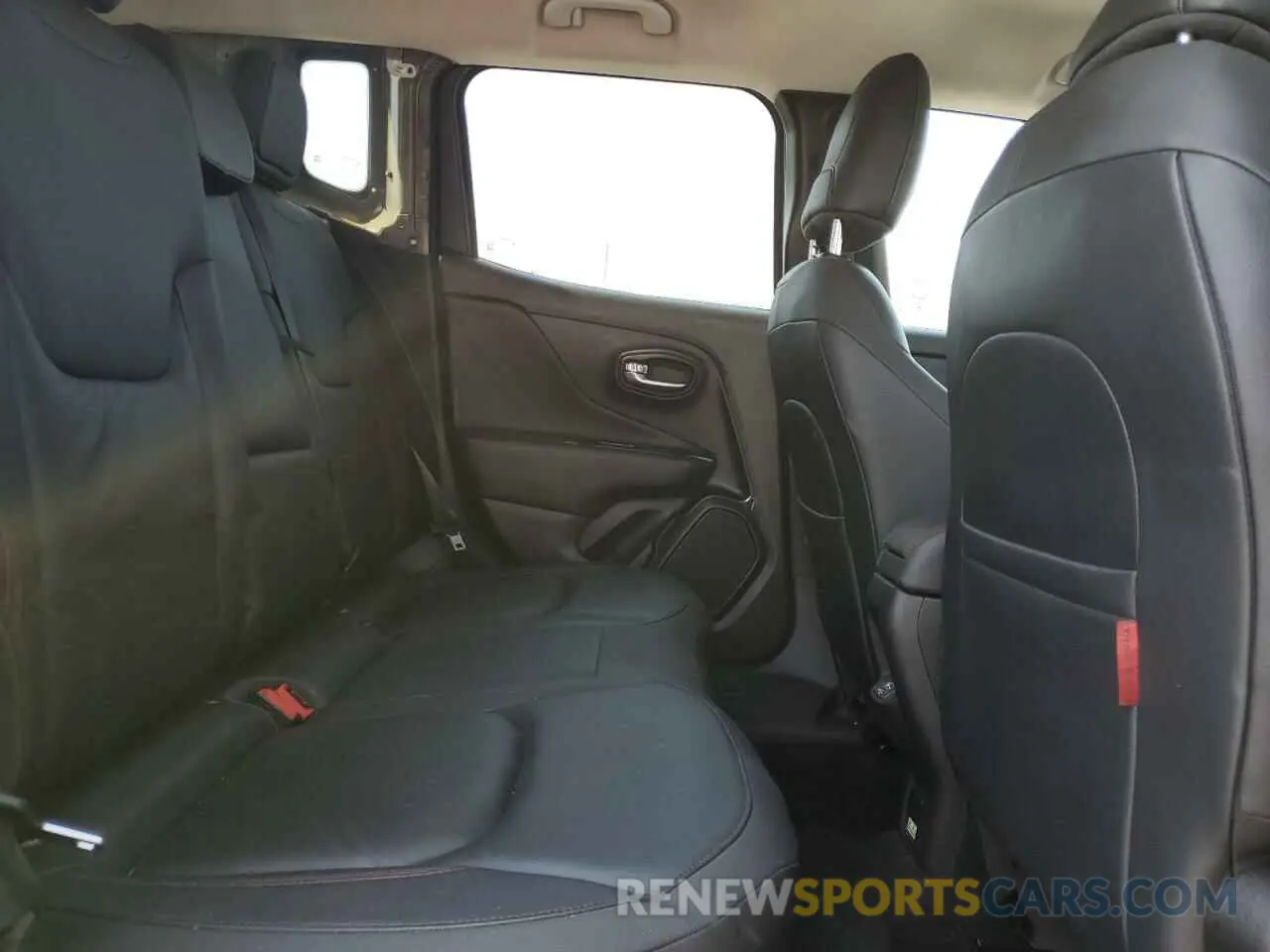 11 Photograph of a damaged car ZACNJDC17NPN80098 JEEP RENEGADE 2022