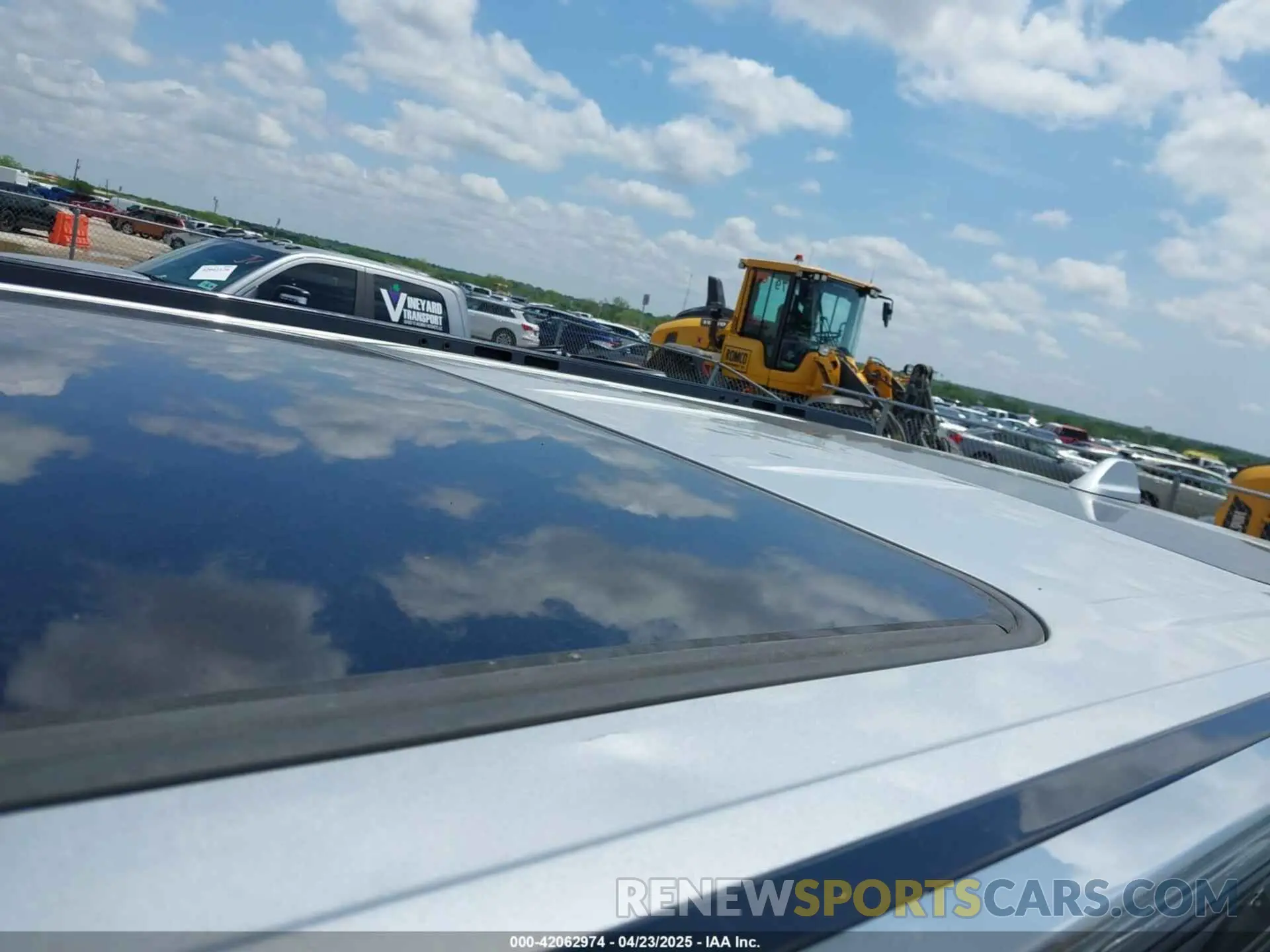 18 Photograph of a damaged car 1C4SJUDT4NS118002 JEEP WAGONEER 2022