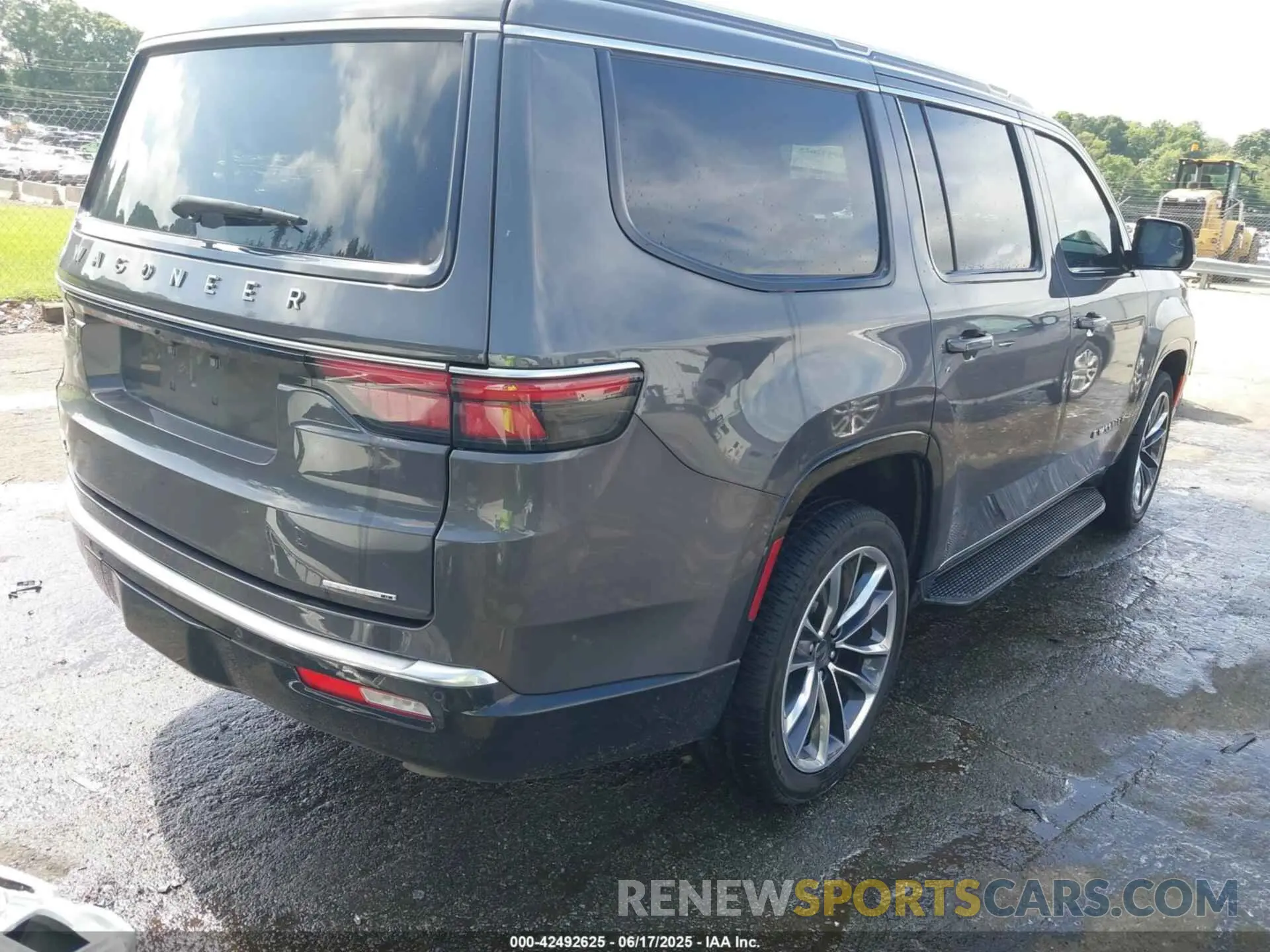 4 Photograph of a damaged car 1C4SJVBT1NS135171 JEEP WAGONEER 2022