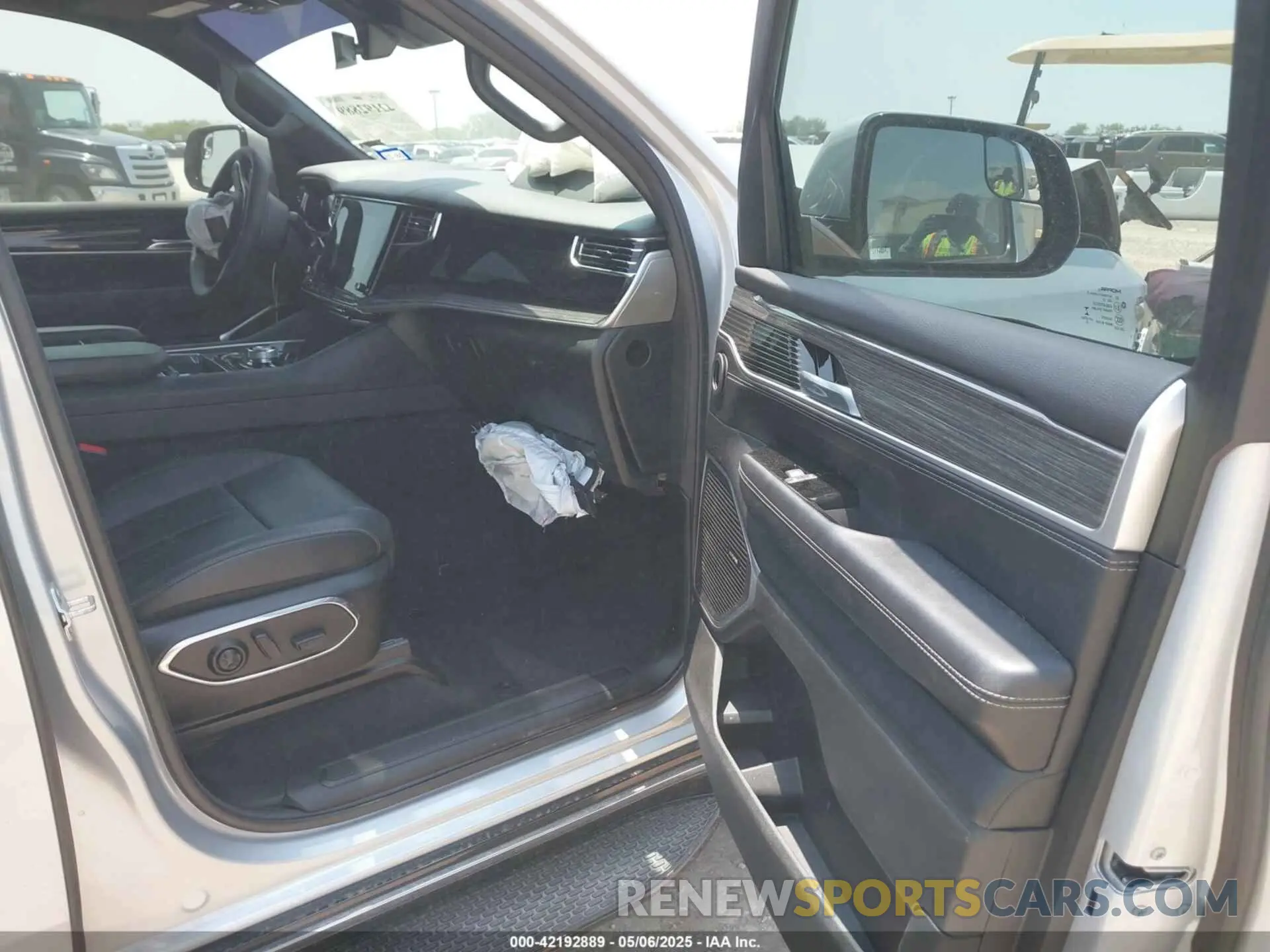 5 Photograph of a damaged car 1C4SJVBT6NS205330 JEEP WAGONEER 2022