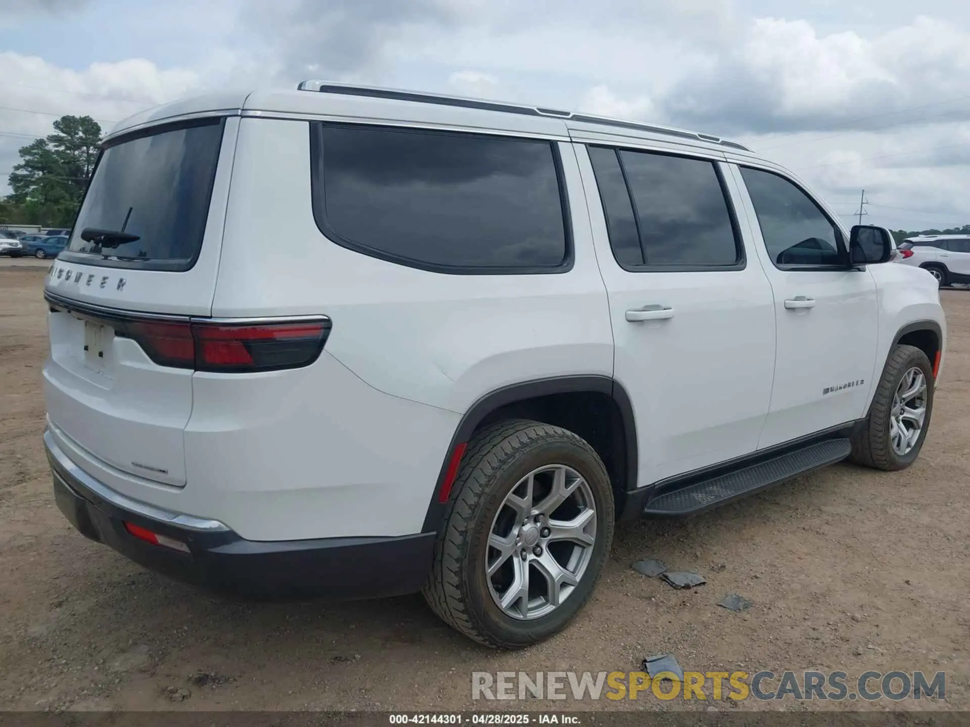 4 Photograph of a damaged car 1C4SJVBTXNS143317 JEEP WAGONEER 2022