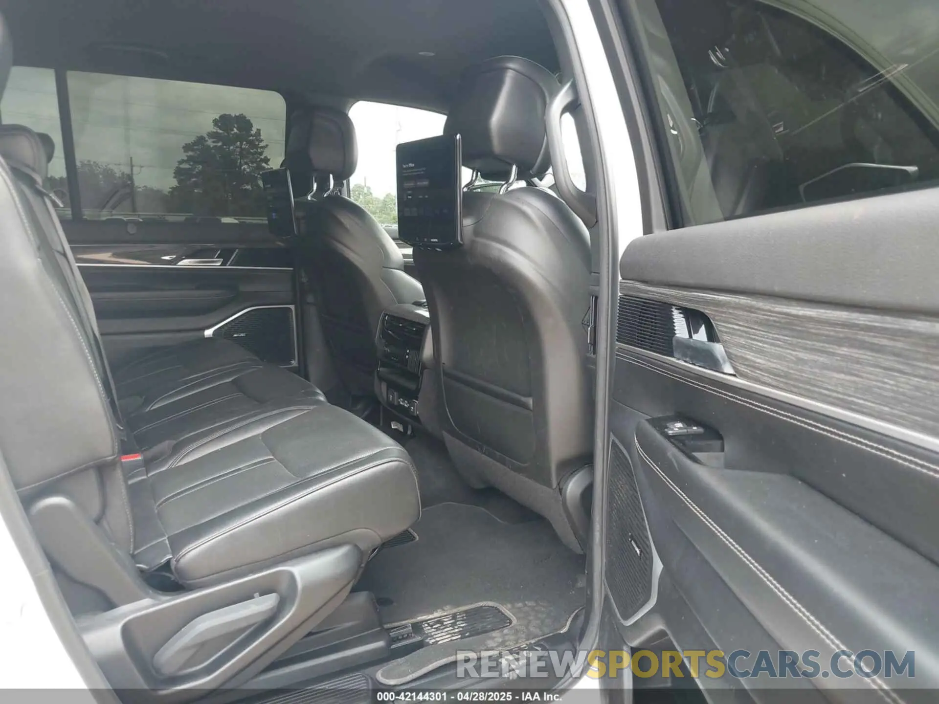 8 Photograph of a damaged car 1C4SJVBTXNS143317 JEEP WAGONEER 2022