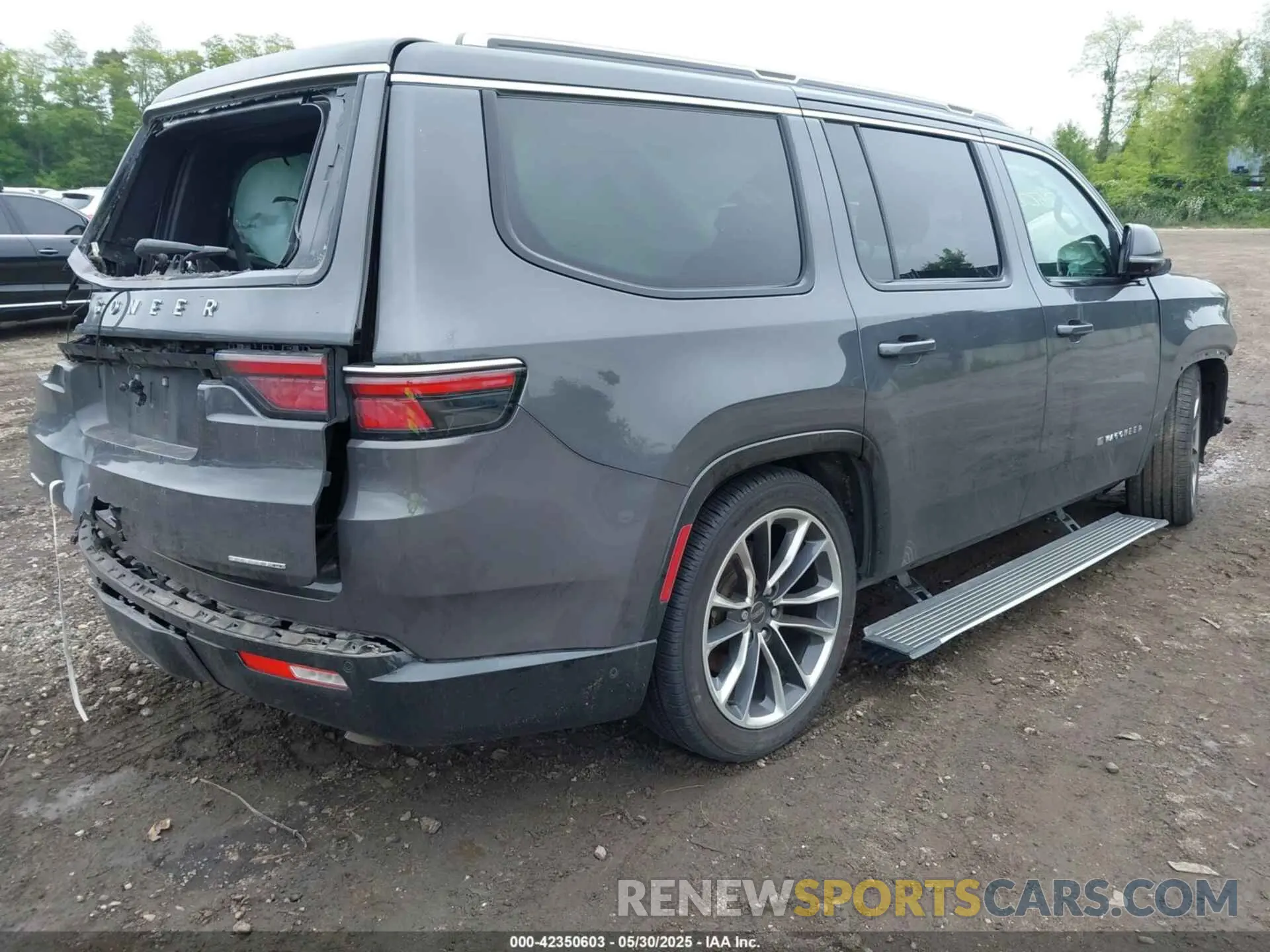 4 Photograph of a damaged car 1C4SJVDT1NS108694 JEEP WAGONEER 2022