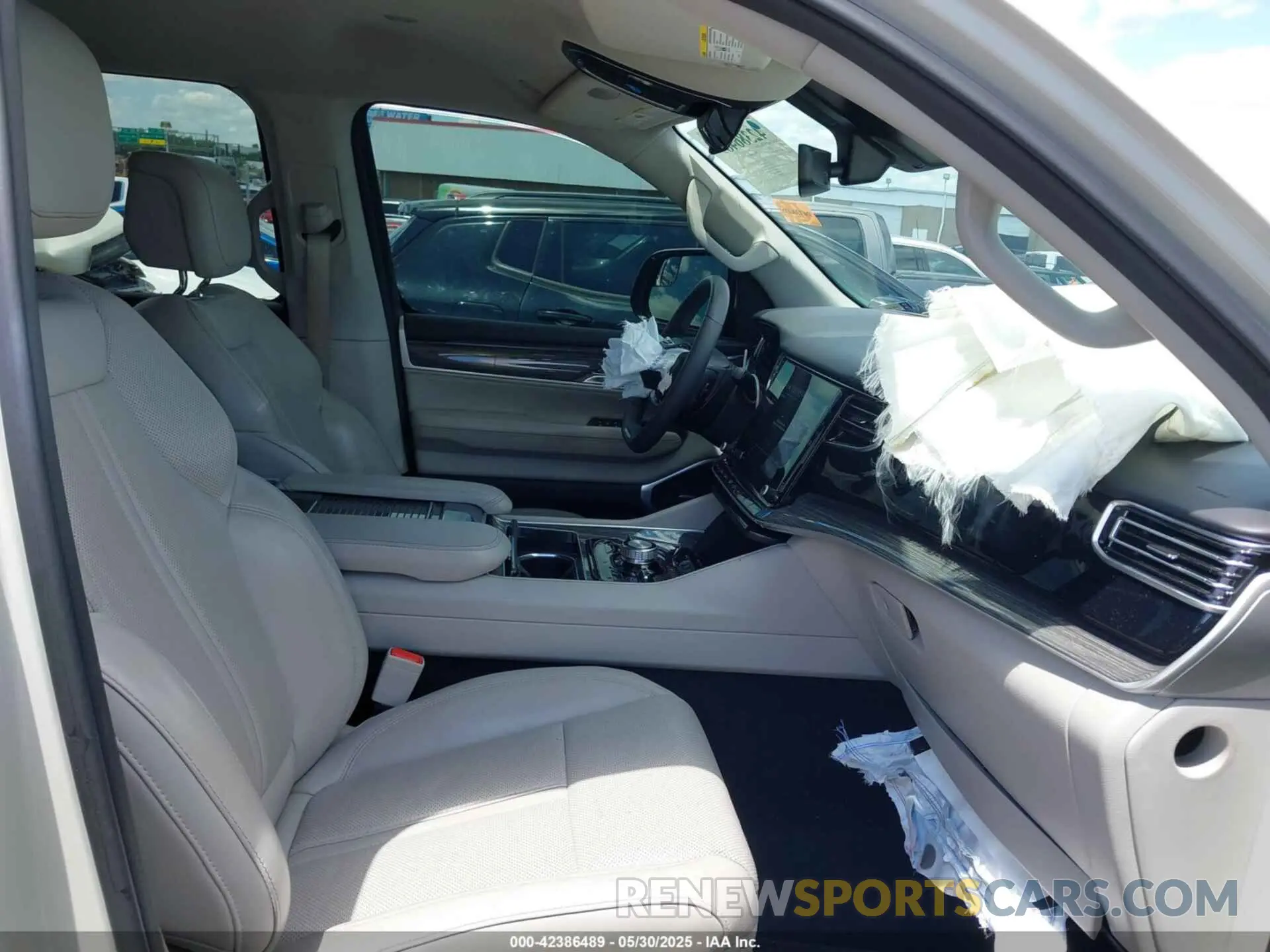 5 Photograph of a damaged car 1C4SJVDT9NS137506 JEEP WAGONEER 2022