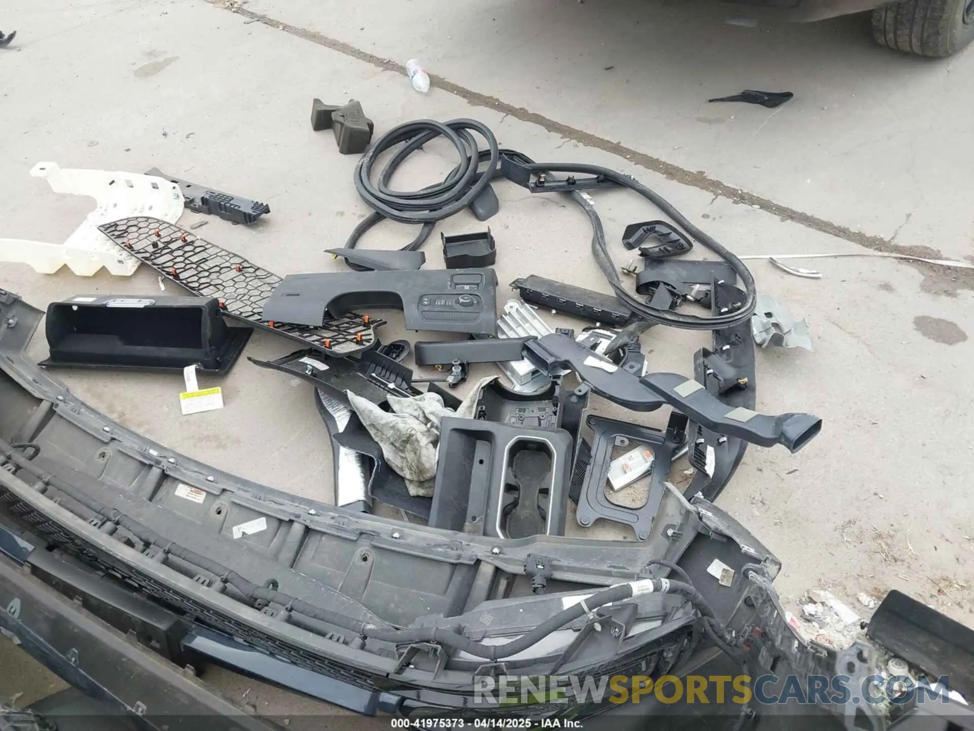 18 Photograph of a damaged car 1C4SJUBP7PS563049 JEEP WAGONEER 2023