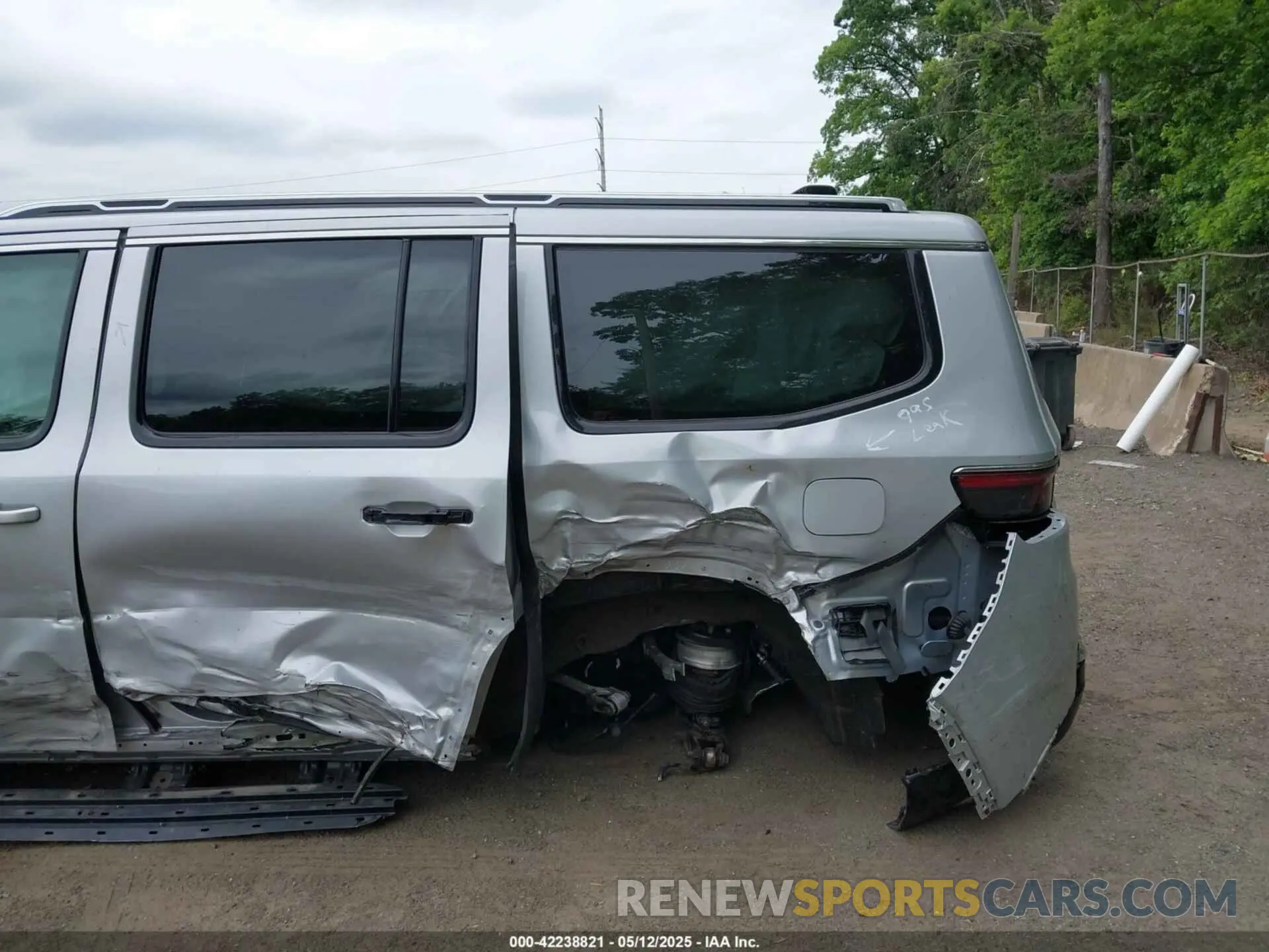 6 Photograph of a damaged car 1C4SJVDP8RS171557 JEEP WAGONEER 2024