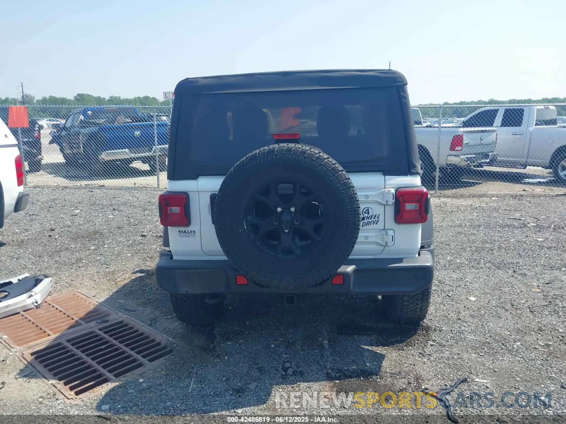 17 Photograph of a damaged car 1C4HJXAG2MW626186 JEEP WRANGLER 2021