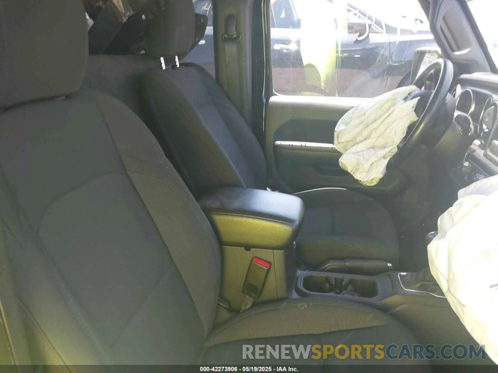 8 Photograph of a damaged car 1C4HJXAG6MW872318 JEEP WRANGLER 2021