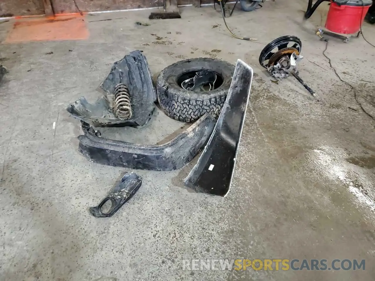 13 Photograph of a damaged car 1C4JJXFM2MW633915 JEEP WRANGLER 2021