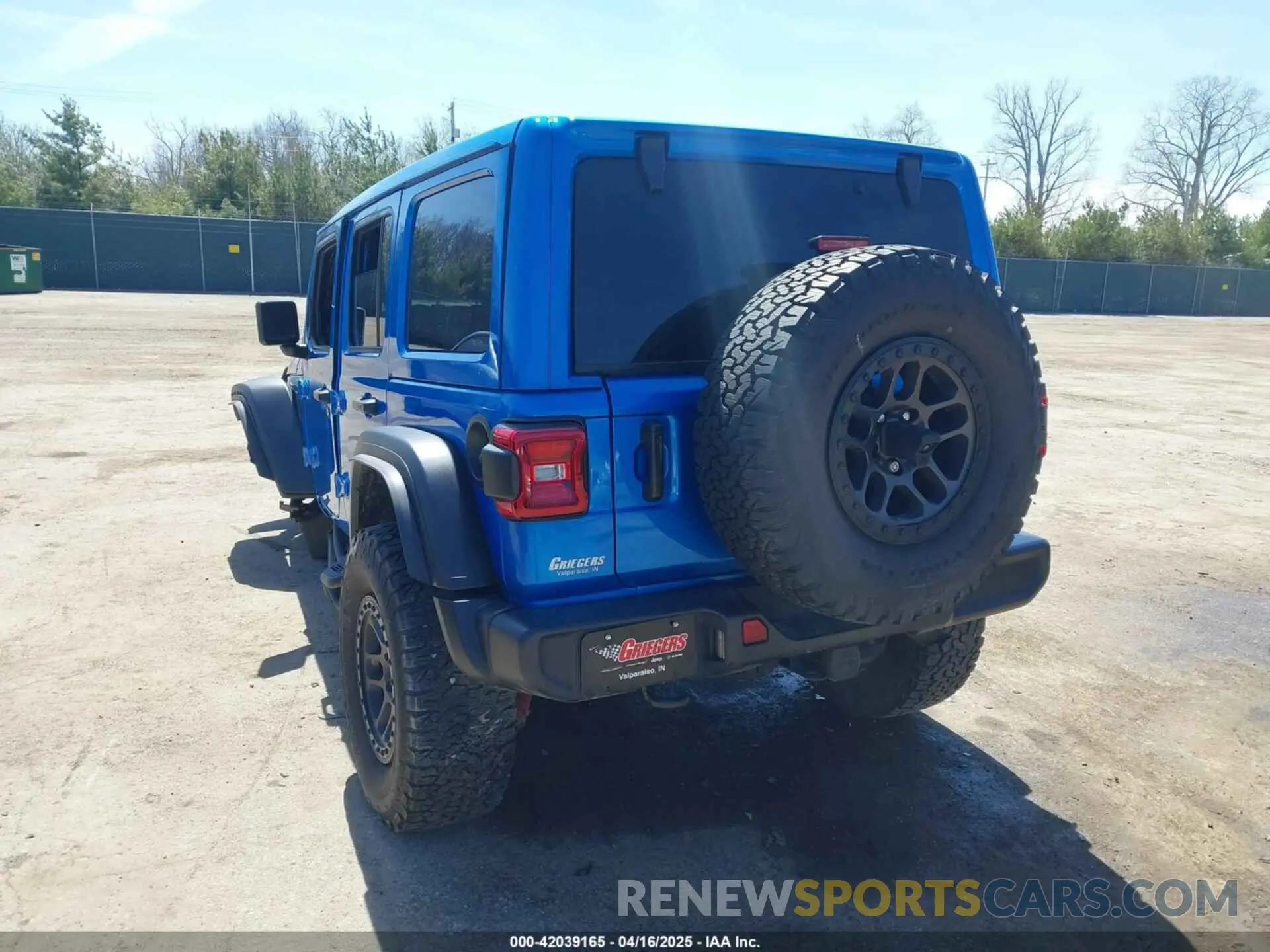 3 Photograph of a damaged car 1C4HJXDN5NW269680 JEEP WRANGLER 2022