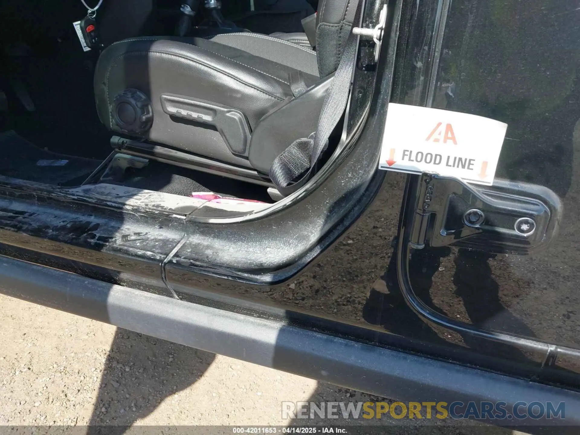 6 Photograph of a damaged car 1C4HJXDG2PW582318 JEEP WRANGLER 2023
