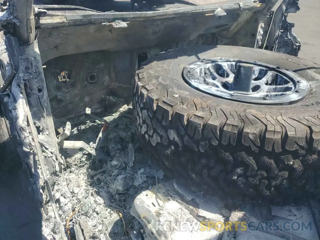 8 Photograph of a damaged car 1C4HJXDG2PW695394 JEEP WRANGLER 2023