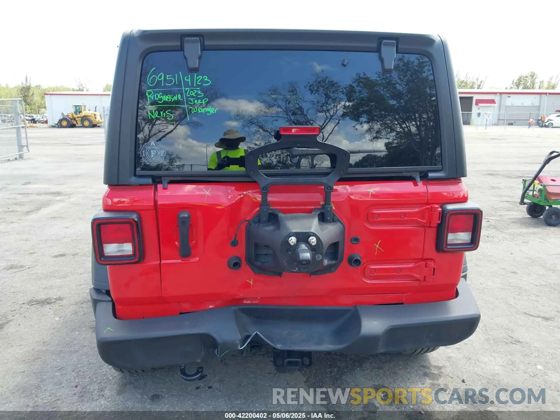 17 Photograph of a damaged car 1C4HJXDG4PW678113 JEEP WRANGLER 2023
