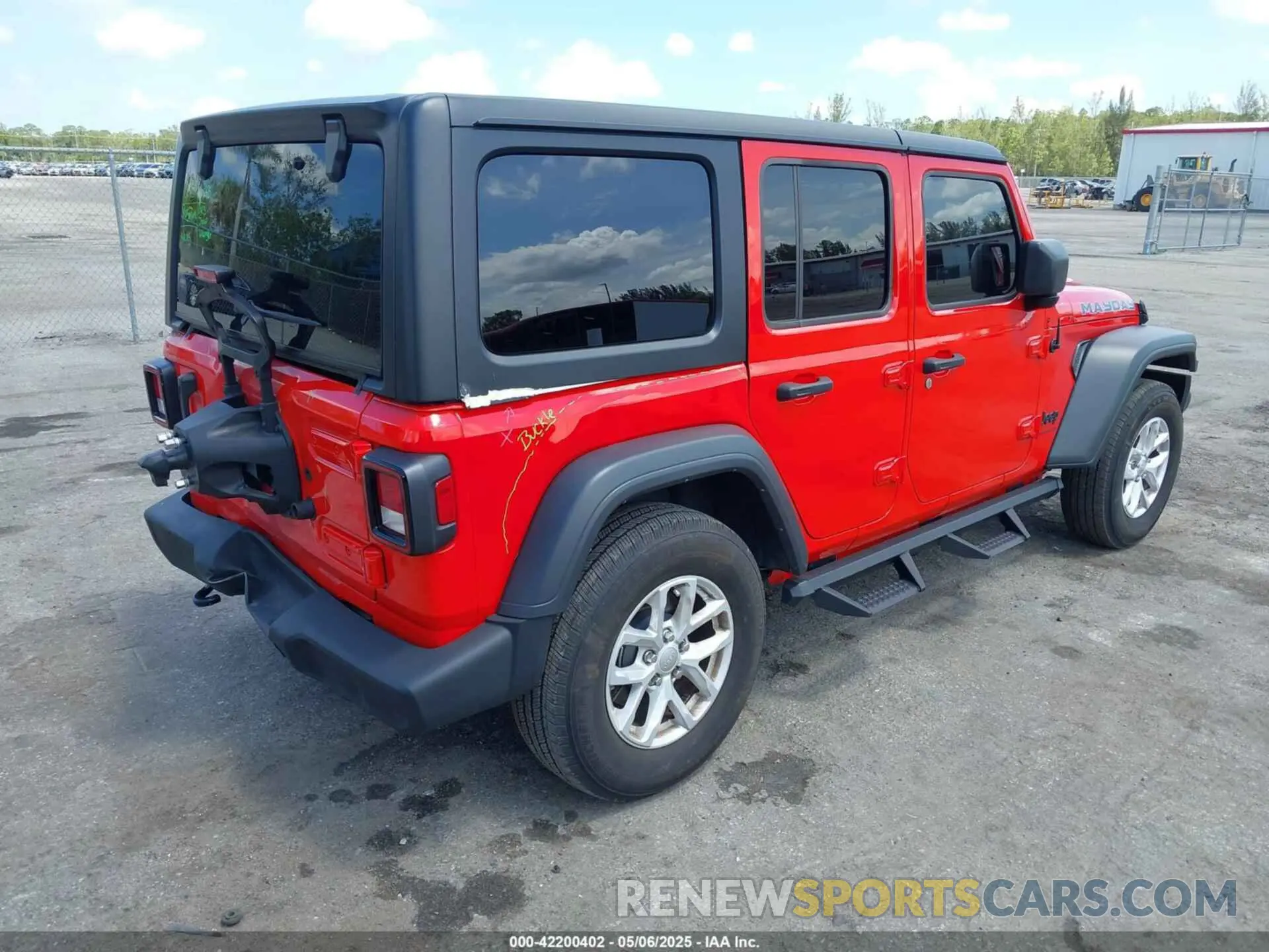 4 Photograph of a damaged car 1C4HJXDG4PW678113 JEEP WRANGLER 2023