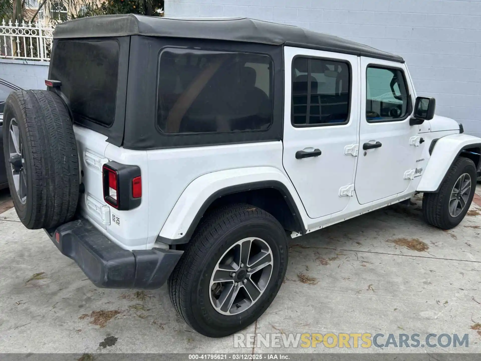 4 Photograph of a damaged car 1C4HJXENXPW586579 JEEP WRANGLER 2023