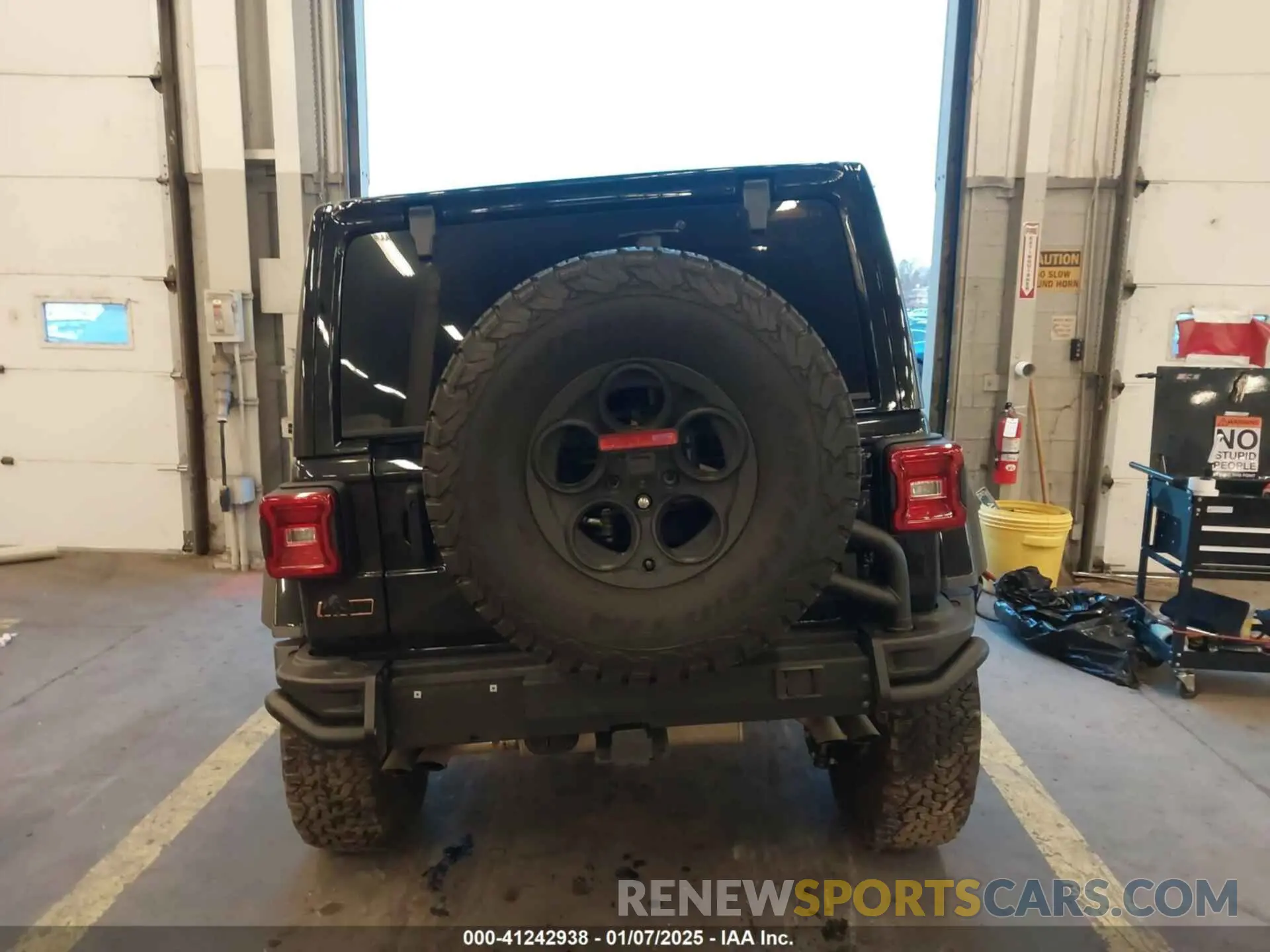 17 Photograph of a damaged car 1C4JJXSJXPW691562 JEEP WRANGLER 2023