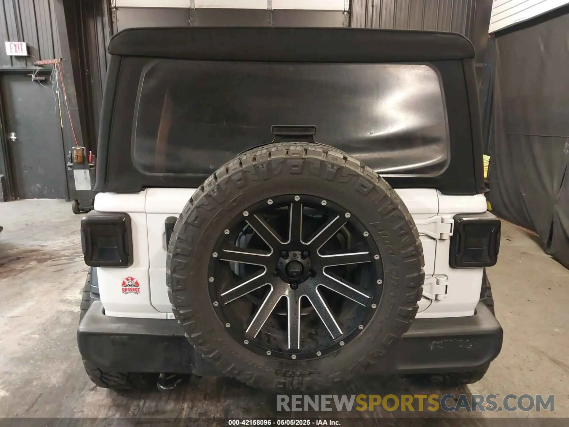 17 Photograph of a damaged car 1C4HJXDG4KW639403 JEEP WRANGLER UNLIMITED 2019