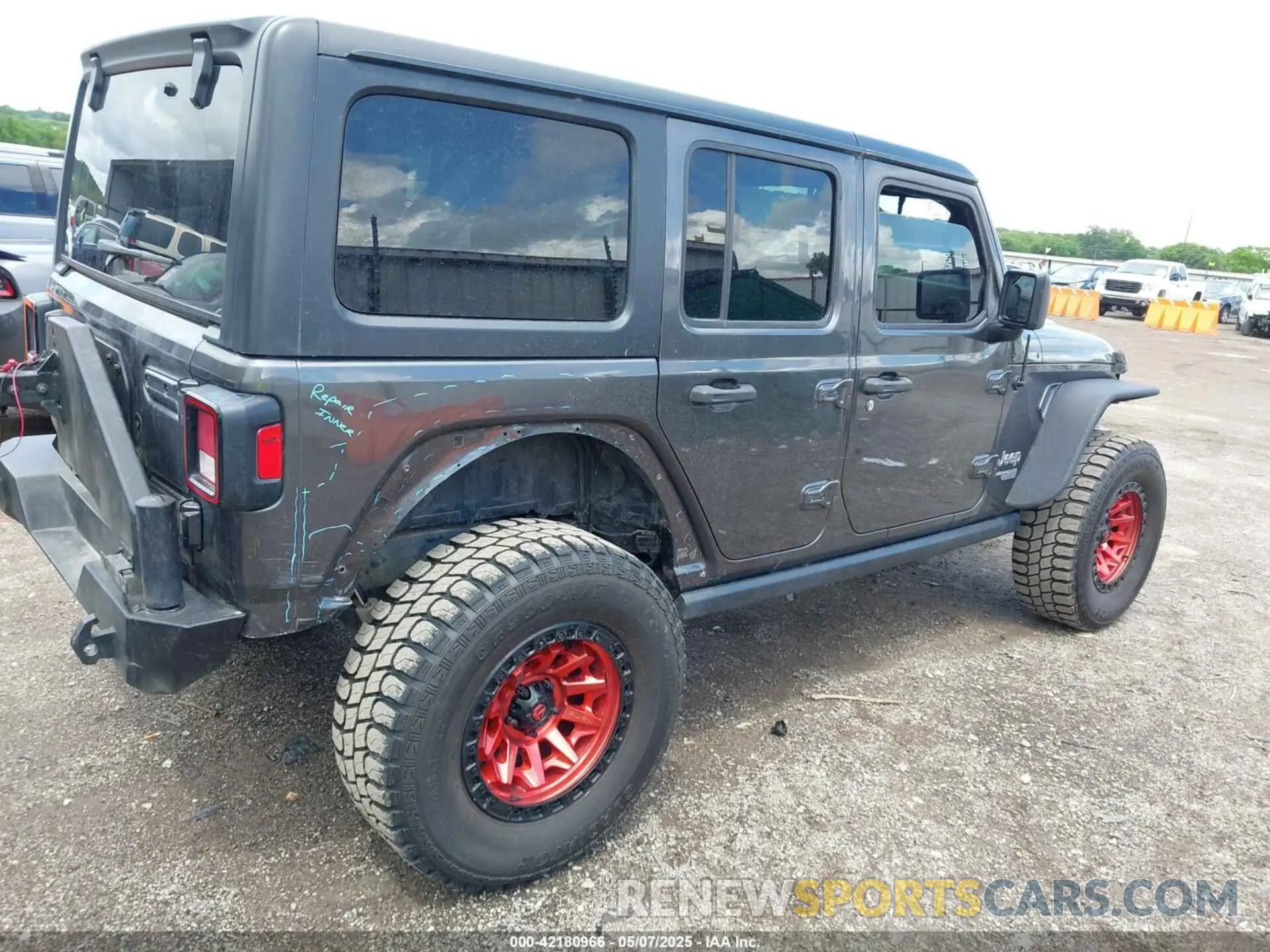 18 Photograph of a damaged car 1C4HJXDG9KW598816 JEEP WRANGLER UNLIMITED 2019