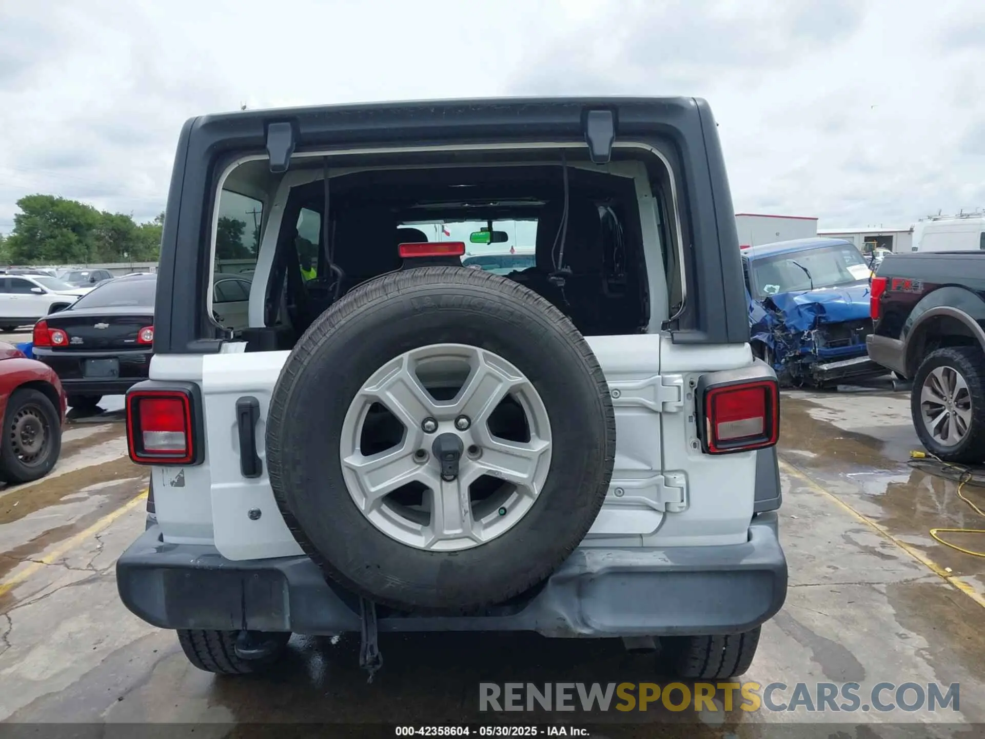 17 Photograph of a damaged car 1C4HJXDN3KW689739 JEEP WRANGLER UNLIMITED 2019