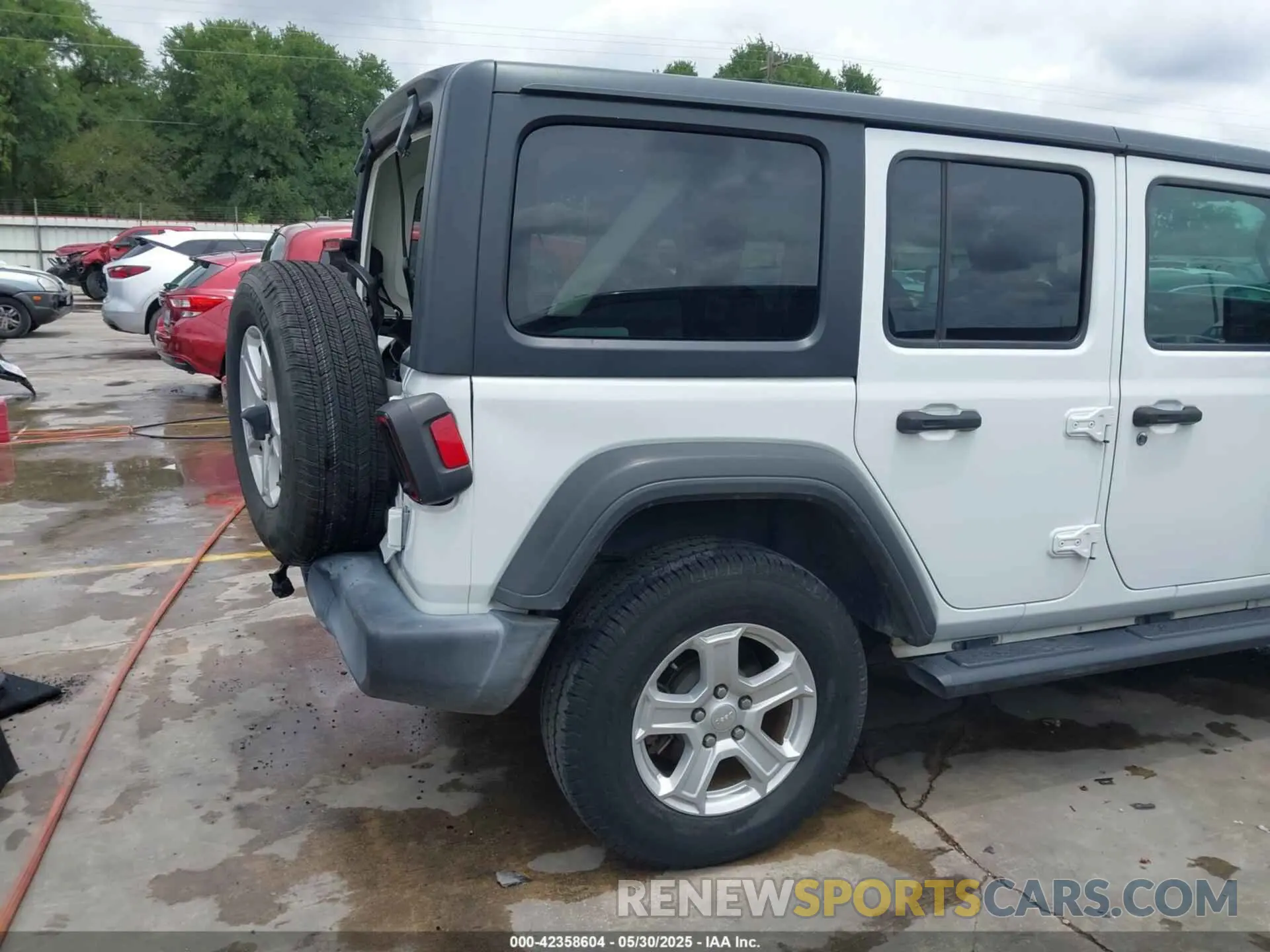 18 Photograph of a damaged car 1C4HJXDN3KW689739 JEEP WRANGLER UNLIMITED 2019