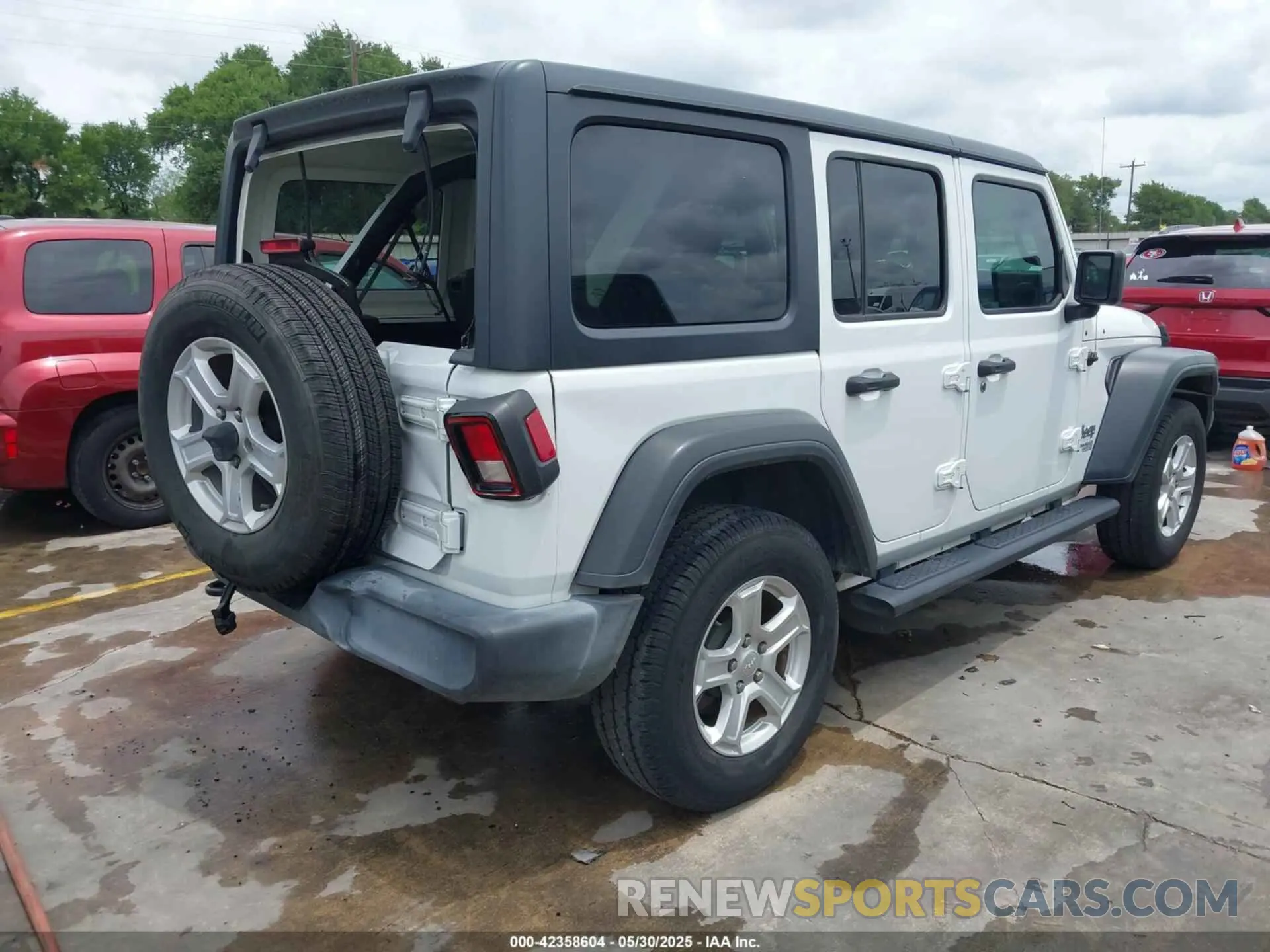 4 Photograph of a damaged car 1C4HJXDN3KW689739 JEEP WRANGLER UNLIMITED 2019